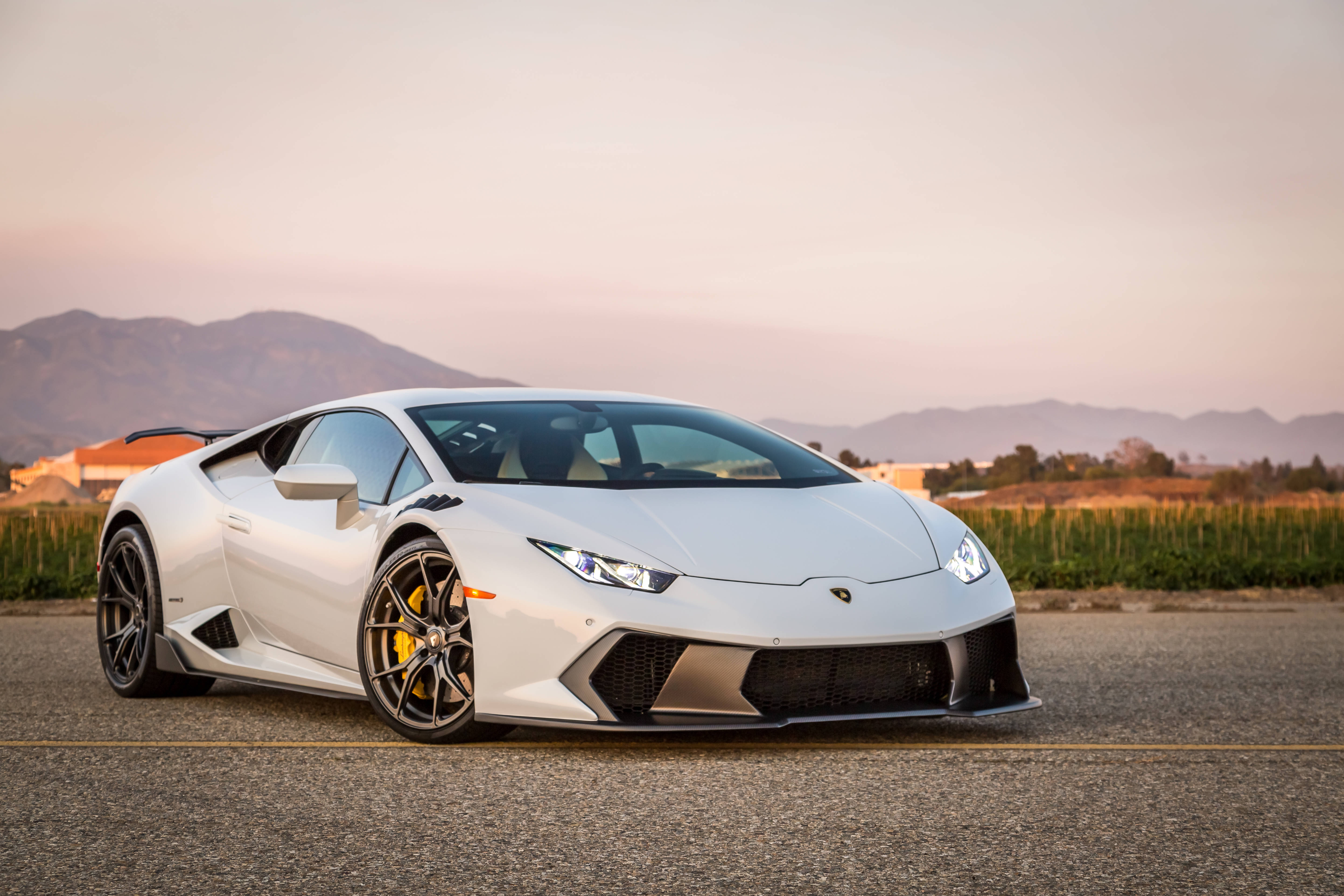 Величественото бяло Lamborghini Huracan по залез Тапет