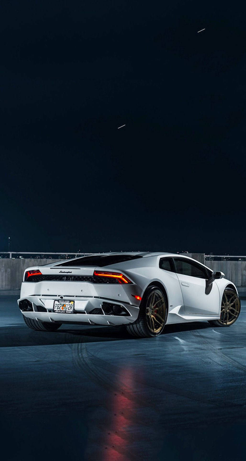 Ексклузивно Lamborghini, паркиран на покрив паркинг - Идеален тапет за iPhone Тапет