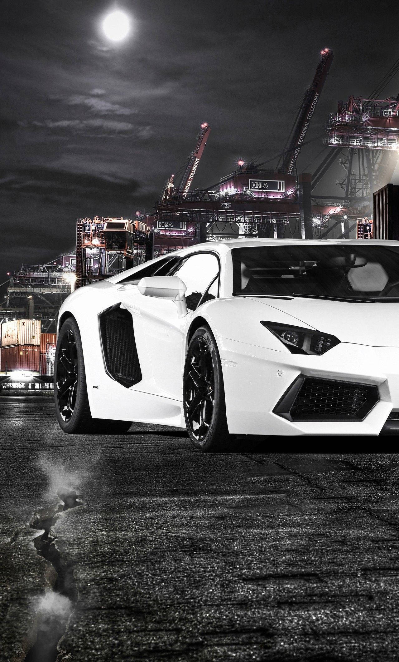 Луксозен начин на живот - Бял Lamborghini в комбинация с iPhone Тапет
