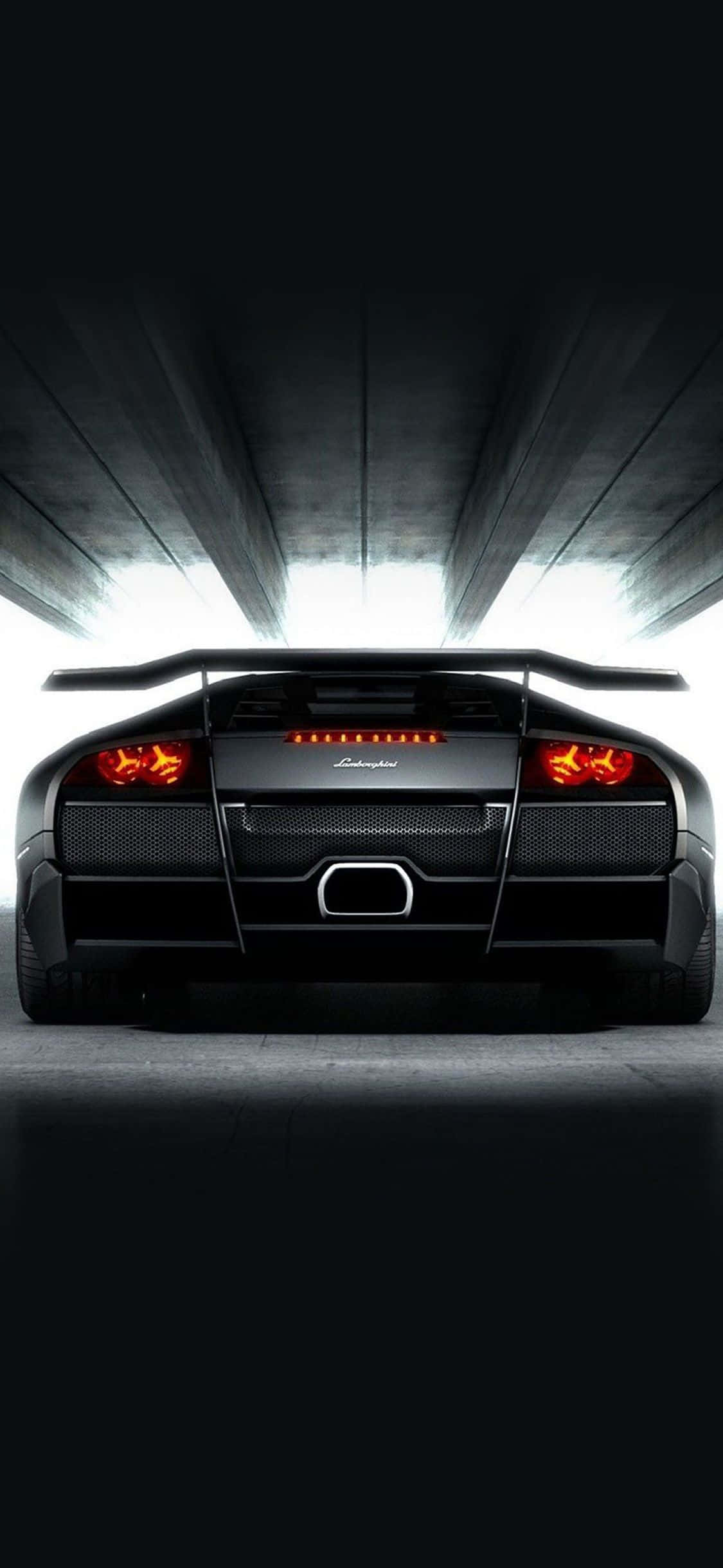 Луксозно изживяние - притежавай черен Lamborghini смартфон Тапет