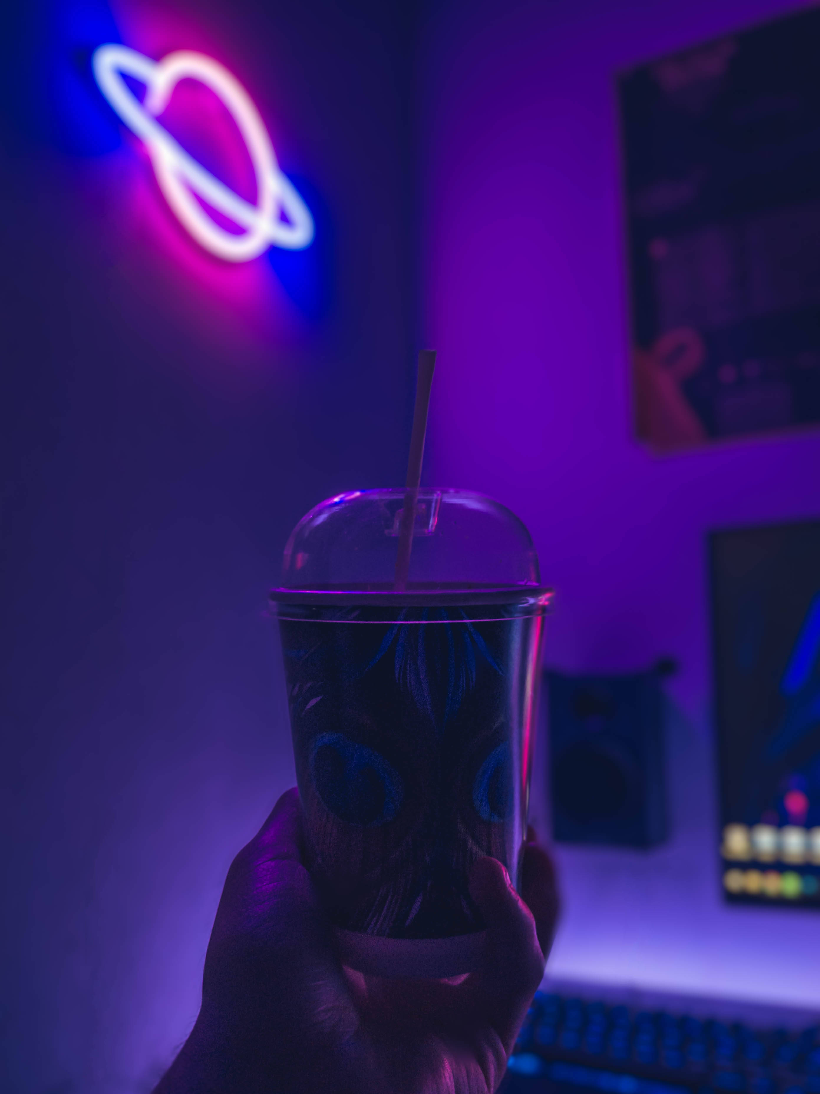 Неонова лилава LED табела Тапет