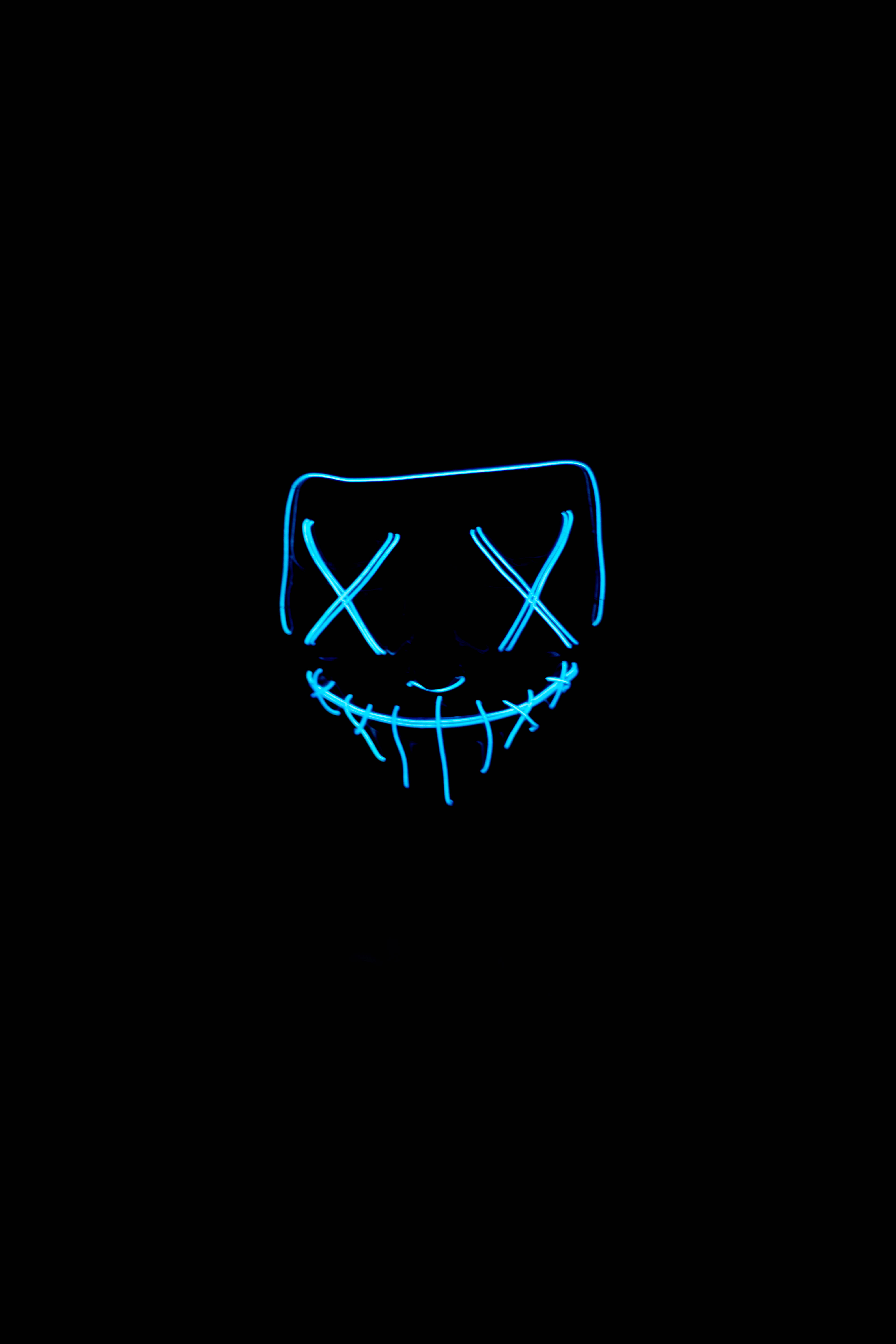 Освети нощ с иновативна, синя LED маска за Хелоуин от Dim. Тапет