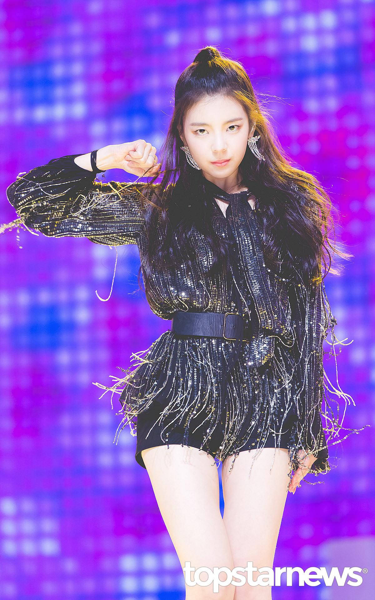 Lia It'z Different Debut Showcase Тапет