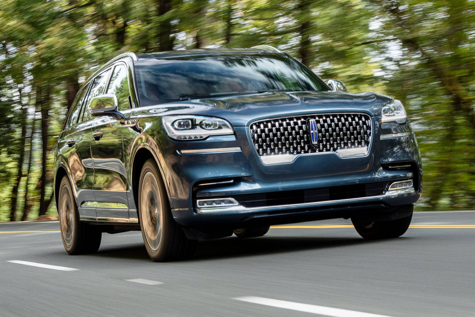 Черен Lincoln Navigator отразяващ дърветата