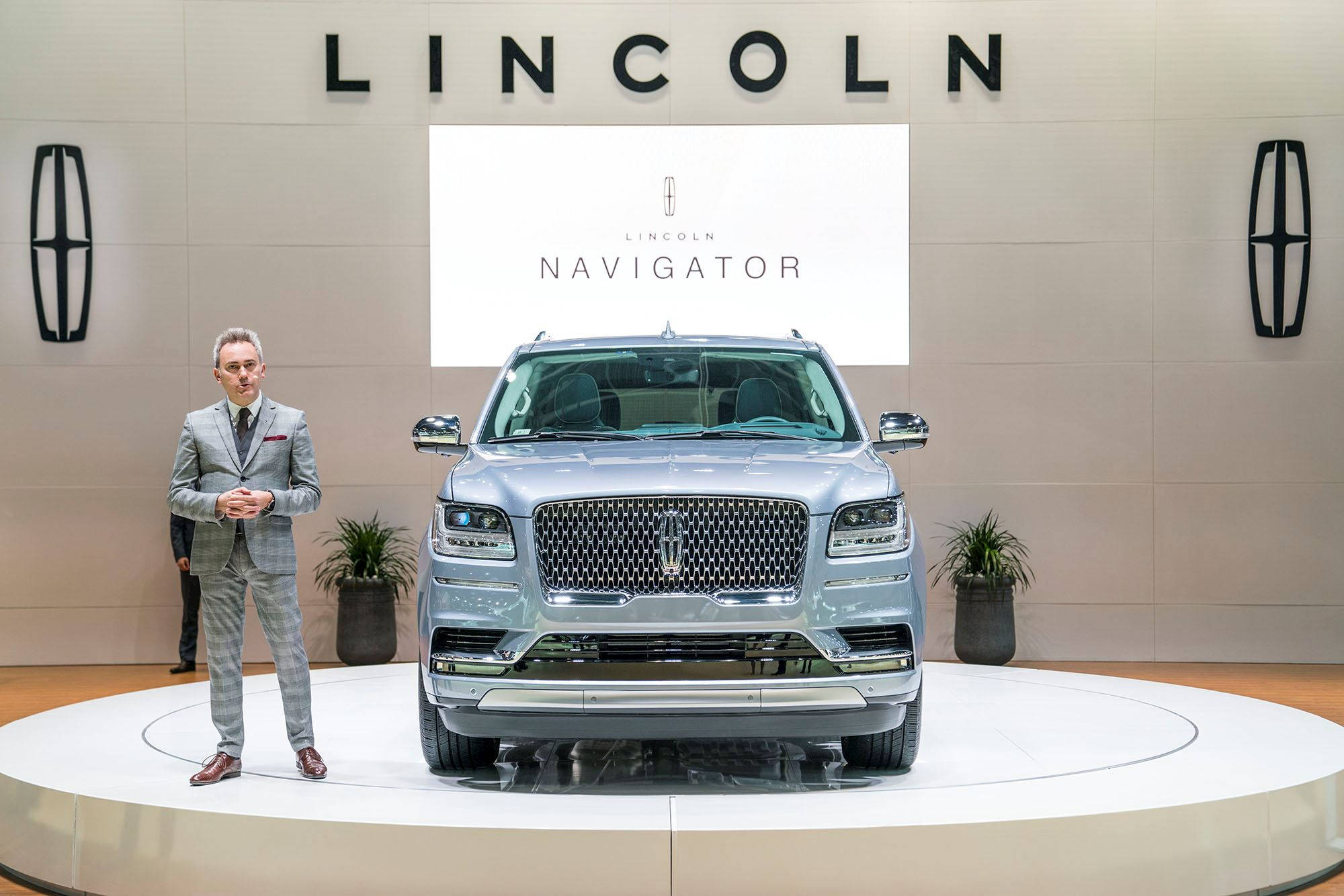 Премиум син автомобил Lincoln Navigator Тапет