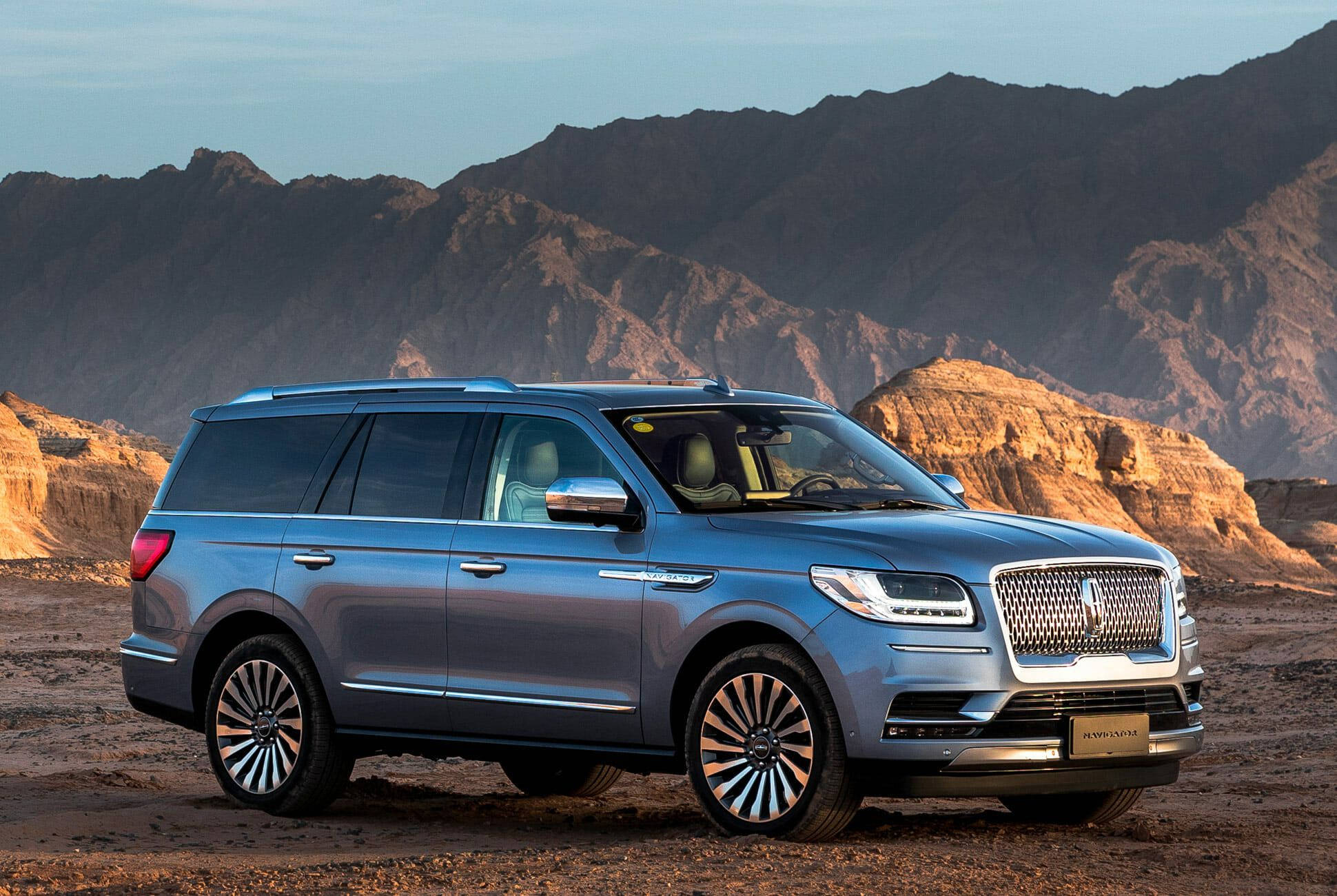 Lincoln Navigator 2018 на планински склон Тапет
