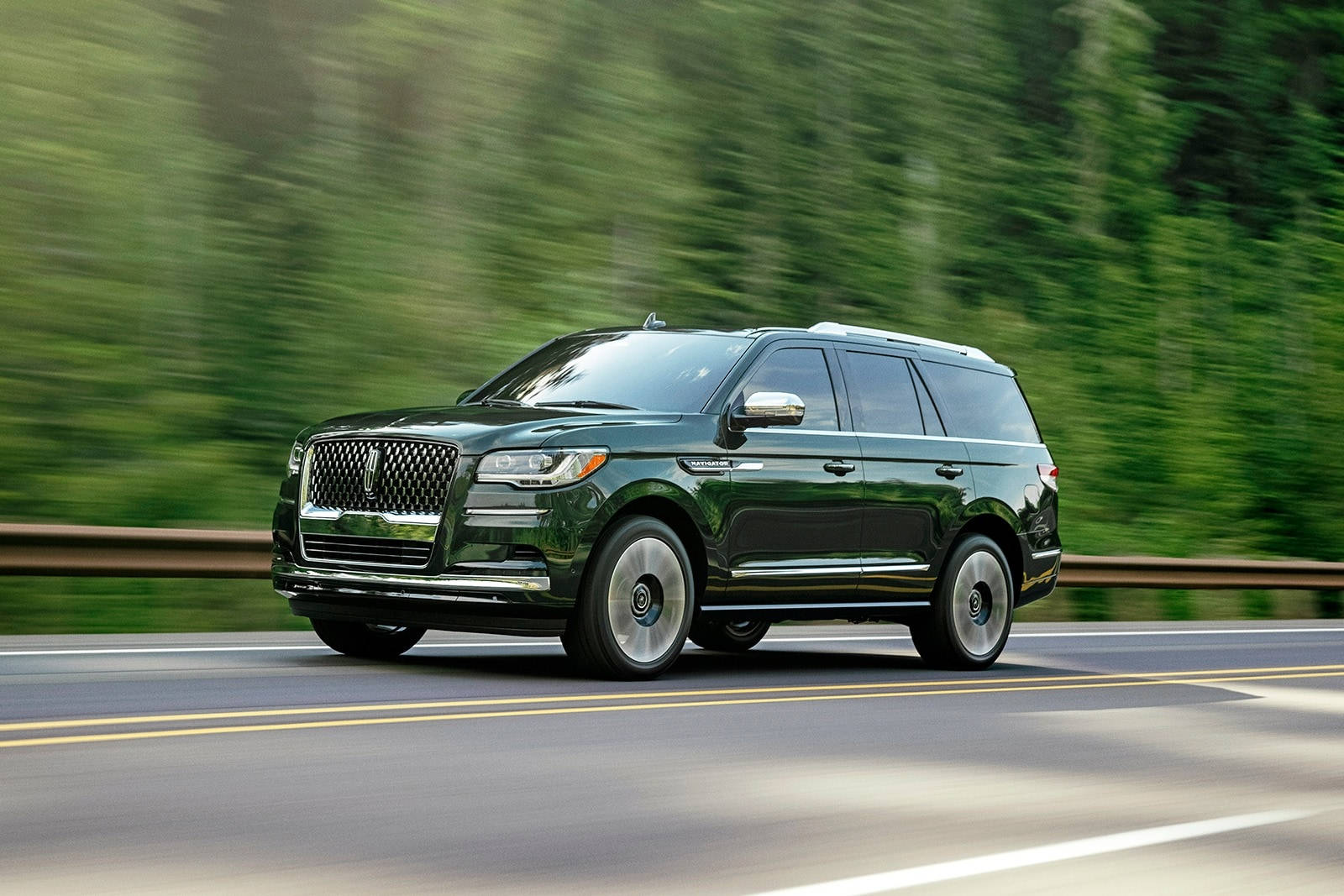 Екшън снимка на Lincoln Navigator Тапет