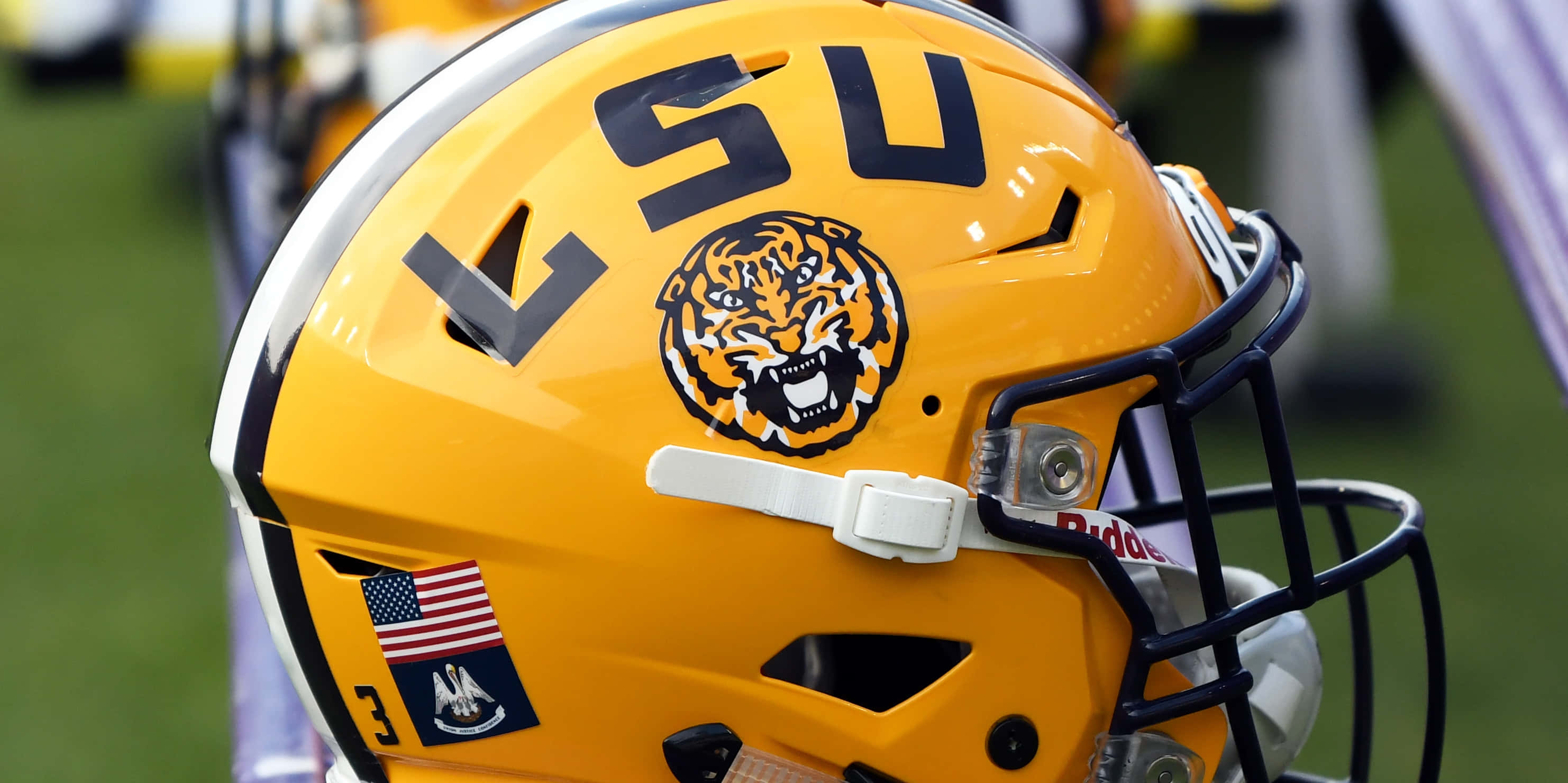 Жълт футболен шлем на LSU Тапет