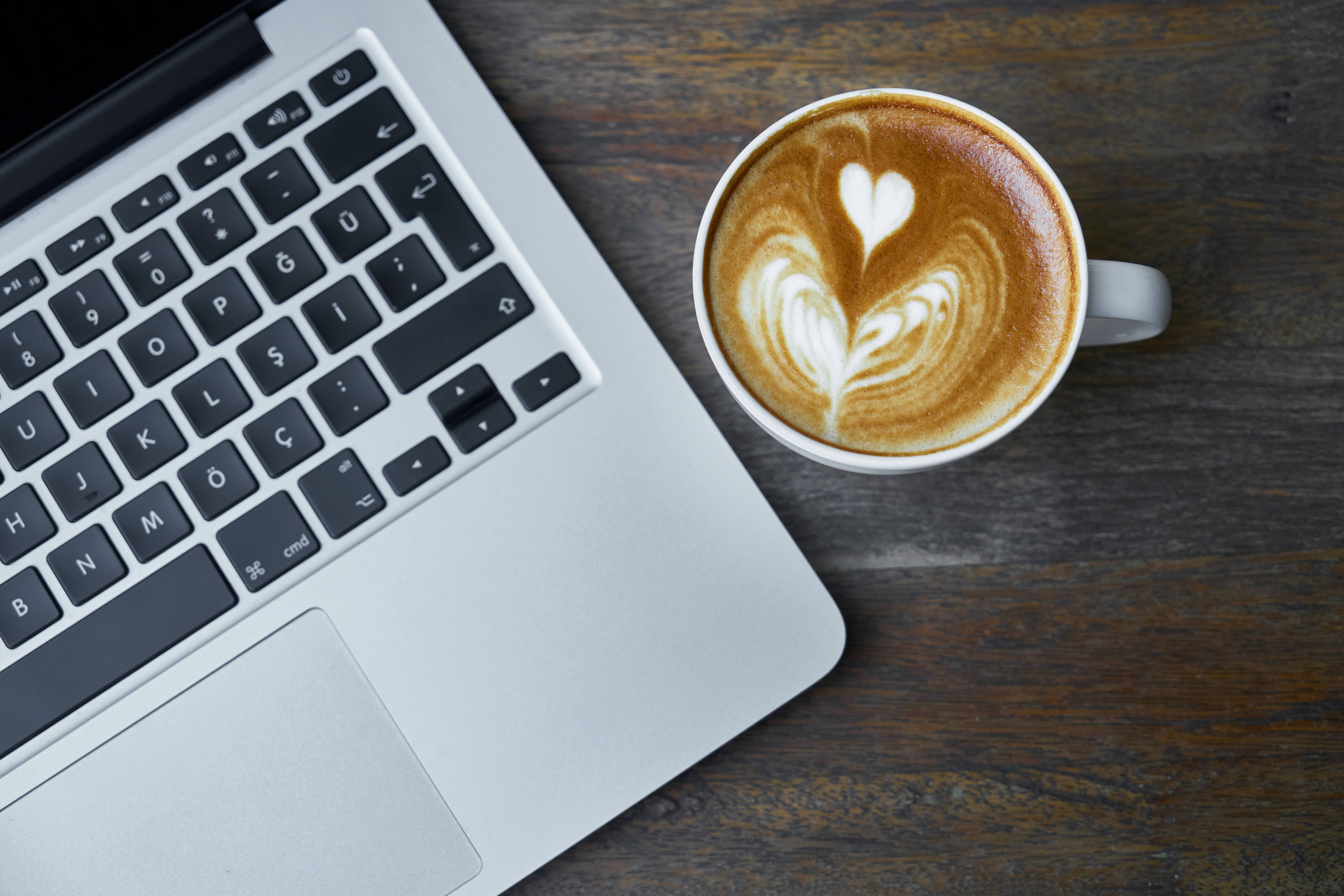 Минималистично работно пространство с Mac и нотка природа Тапет