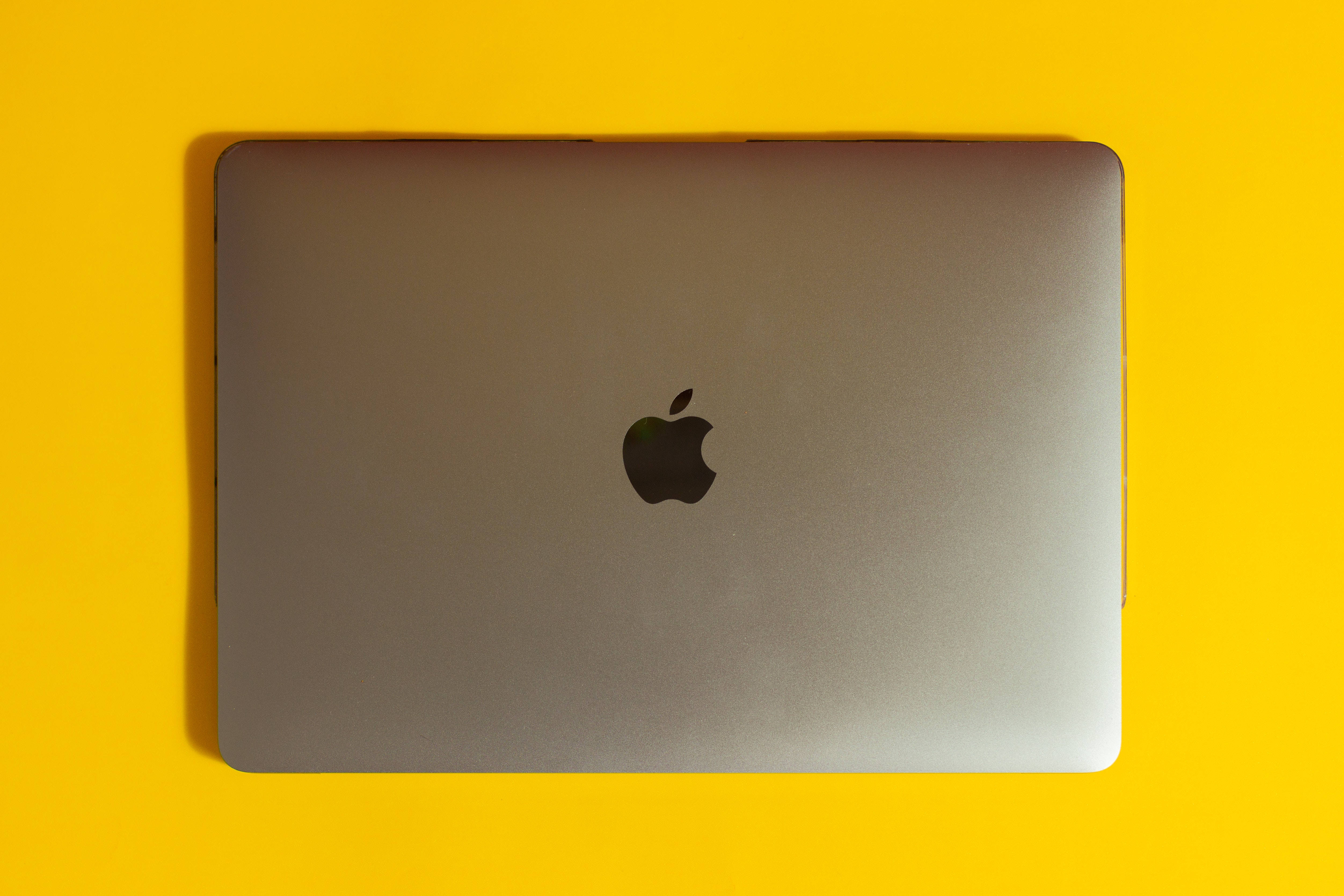 Минималистично Mac работно пространство с нотка на елегантност Тапет
