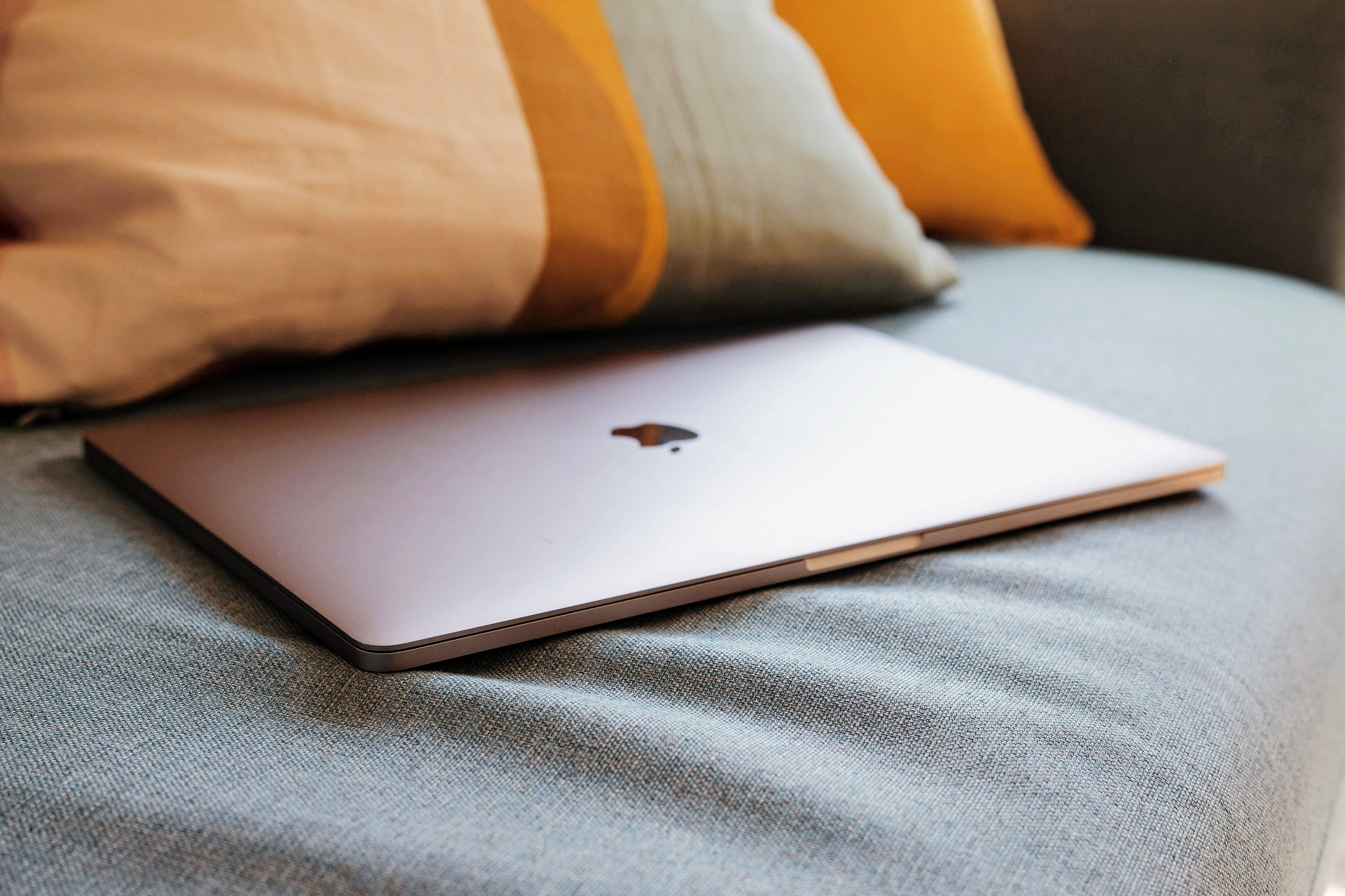 Освободете креативността си с естетично Mac работно пространство Тапет