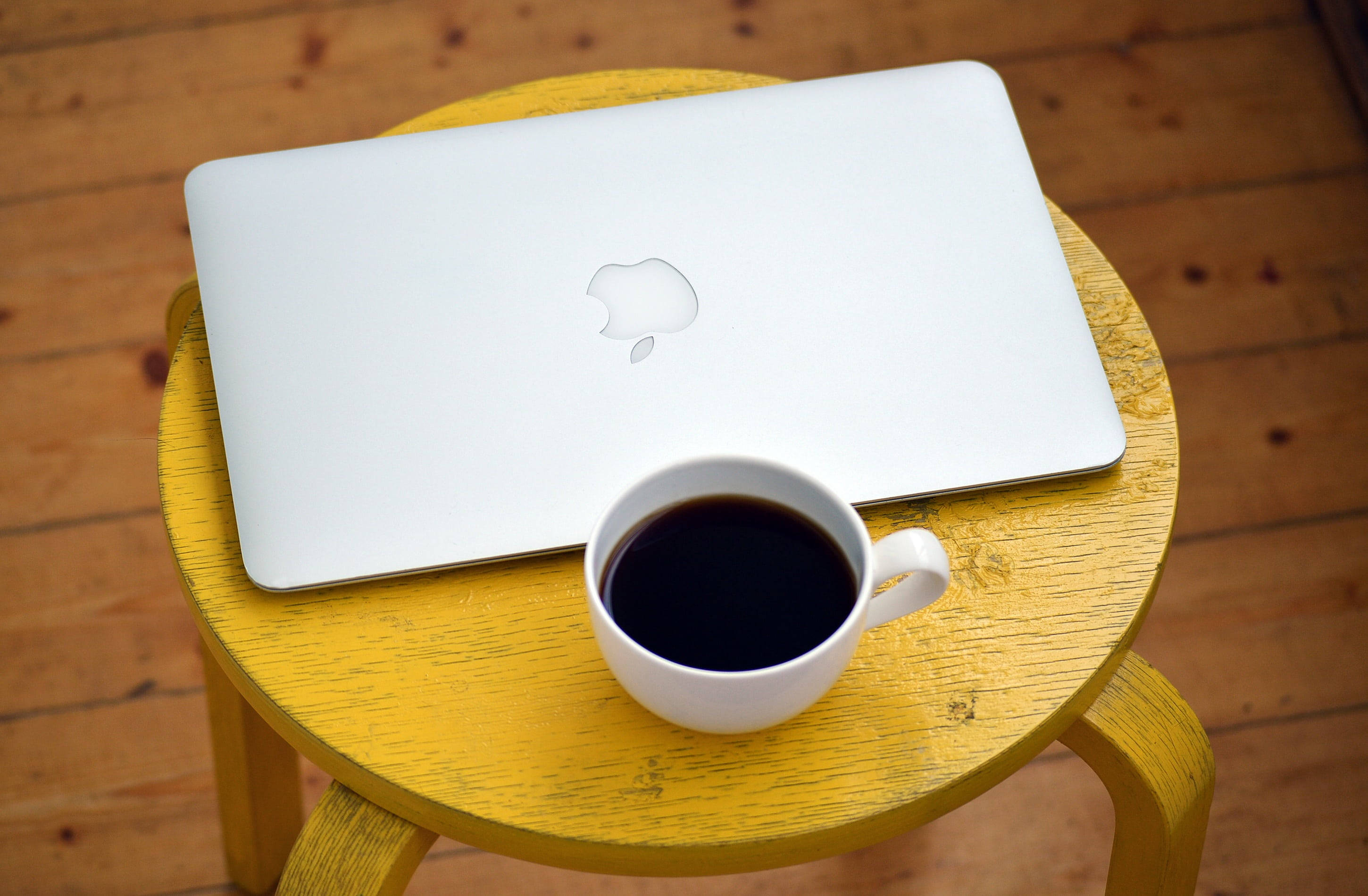 Кафе и MacBook Air Тапет