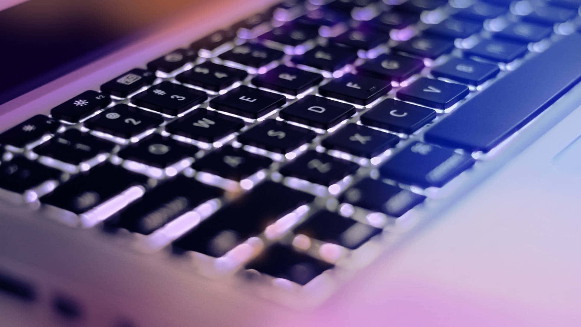Отворен естетичен Macbook, готов за употреба Тапет