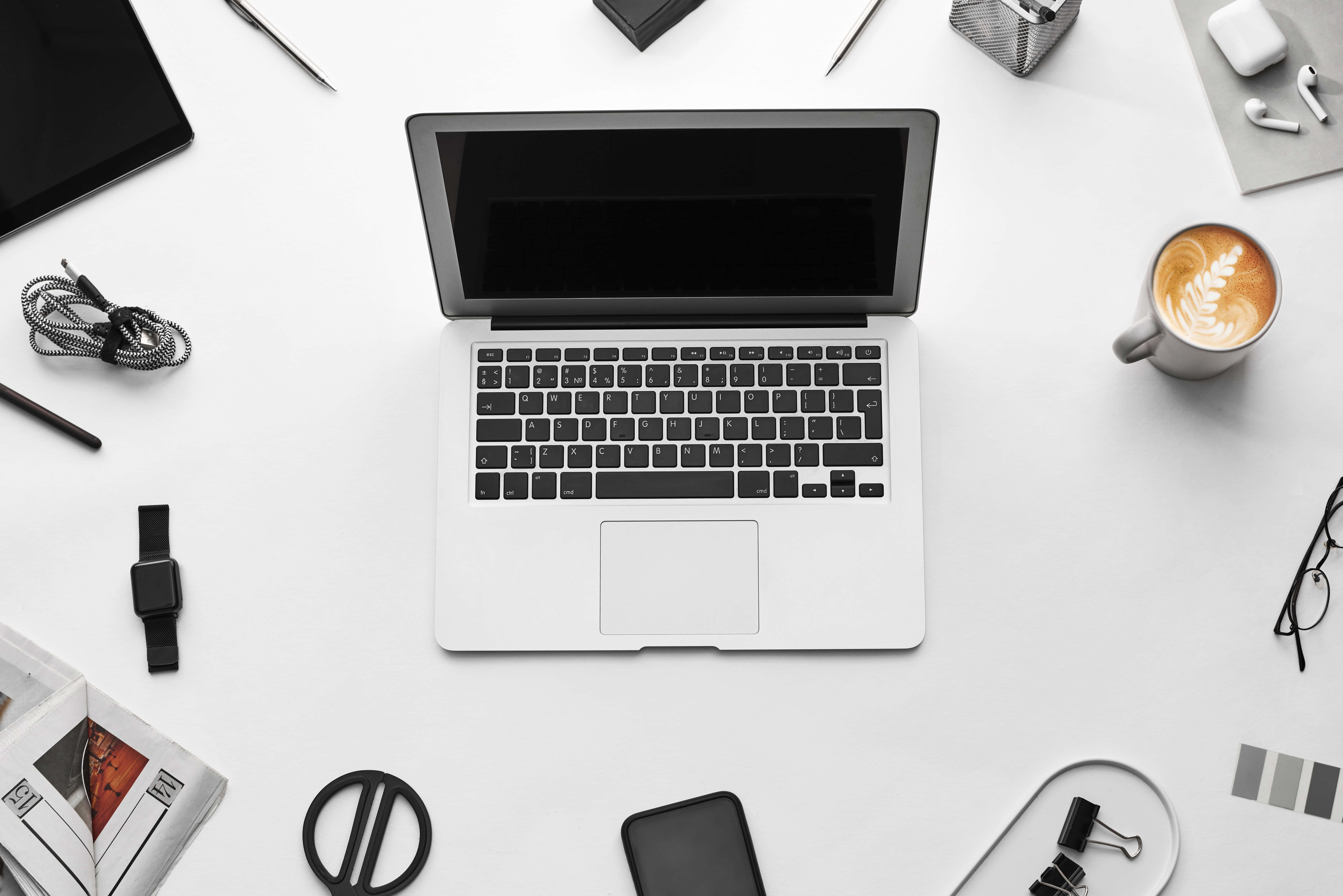 Естетичен MacBook в идеална обстановка Тапет