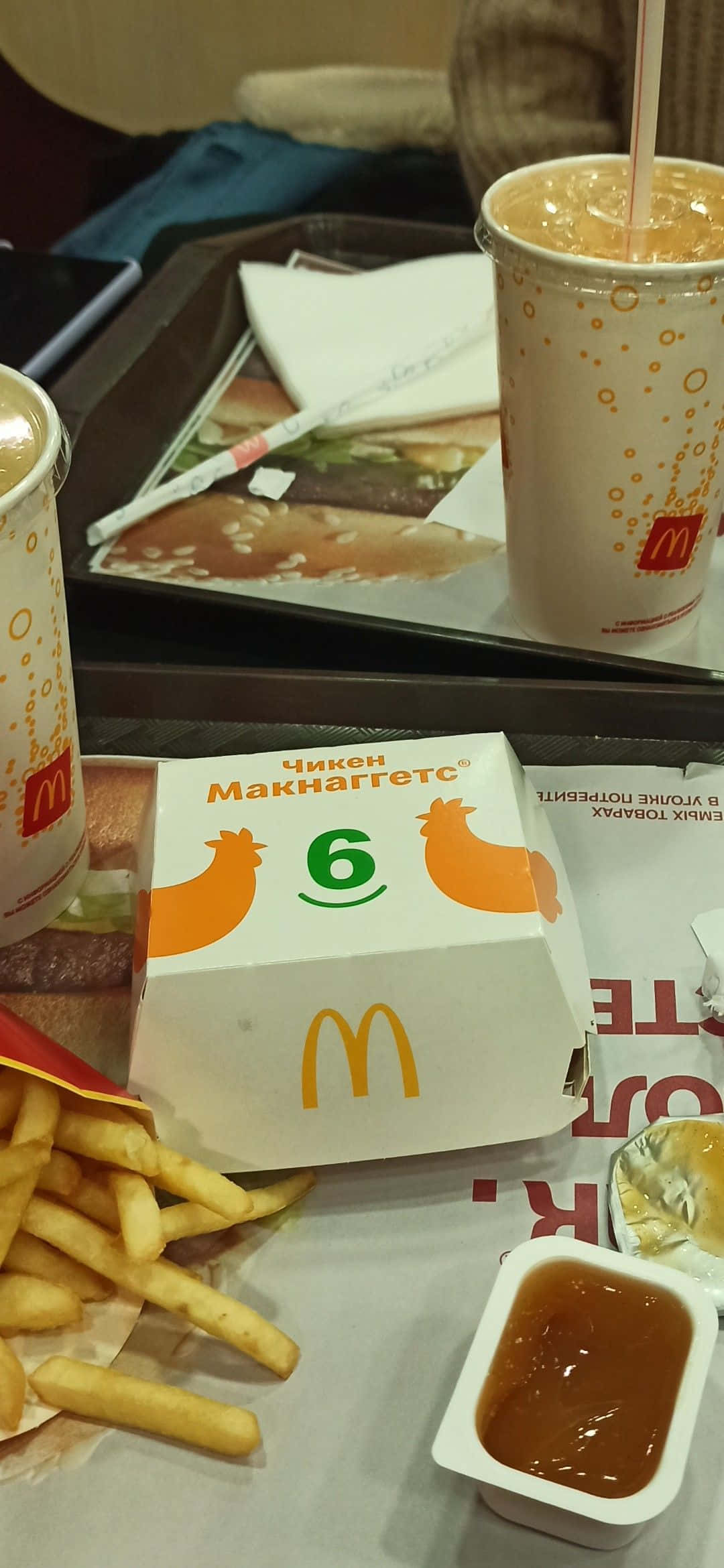 Храна от McDonald's с напитка и пържени картофи Тапет