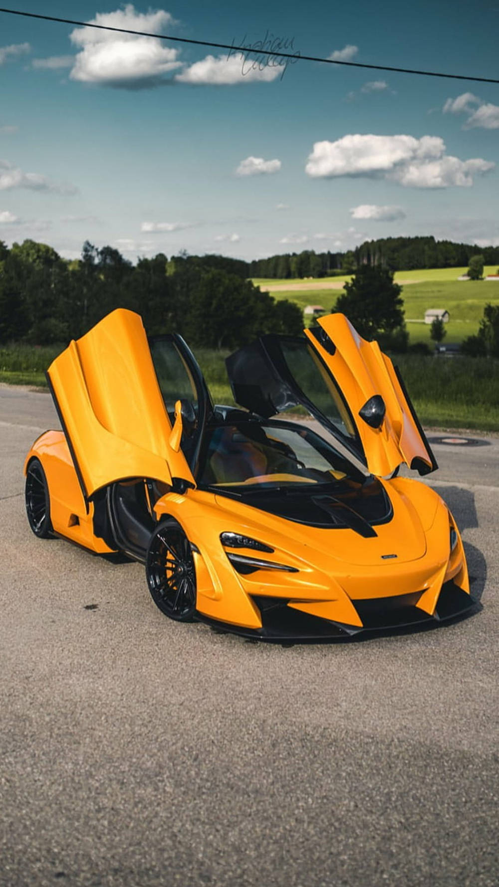 Жълт McLaren 720S с отворени врати за телефон Тапет