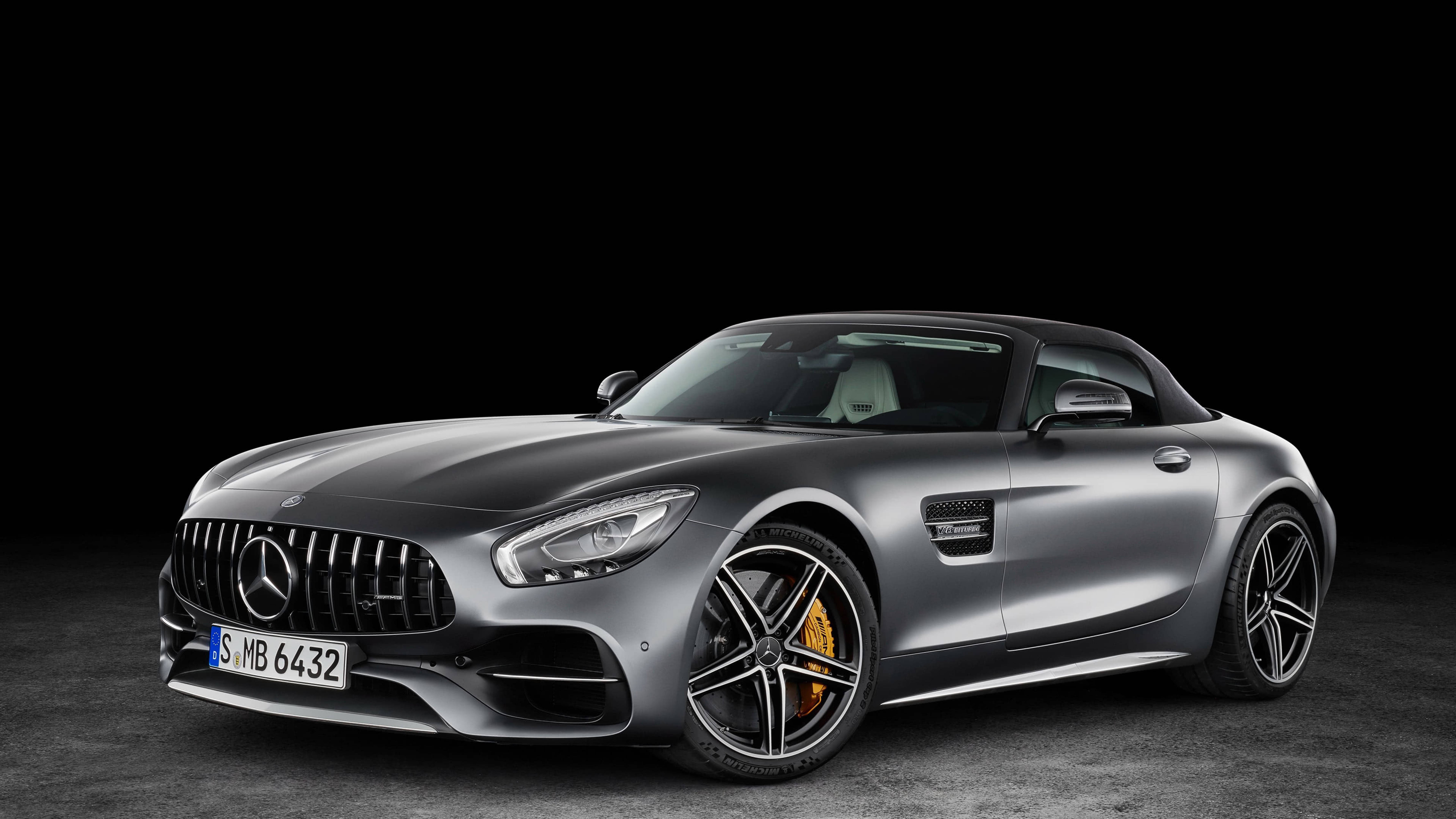 Естетичен сребрист Mercedes AMG 4K Тапет