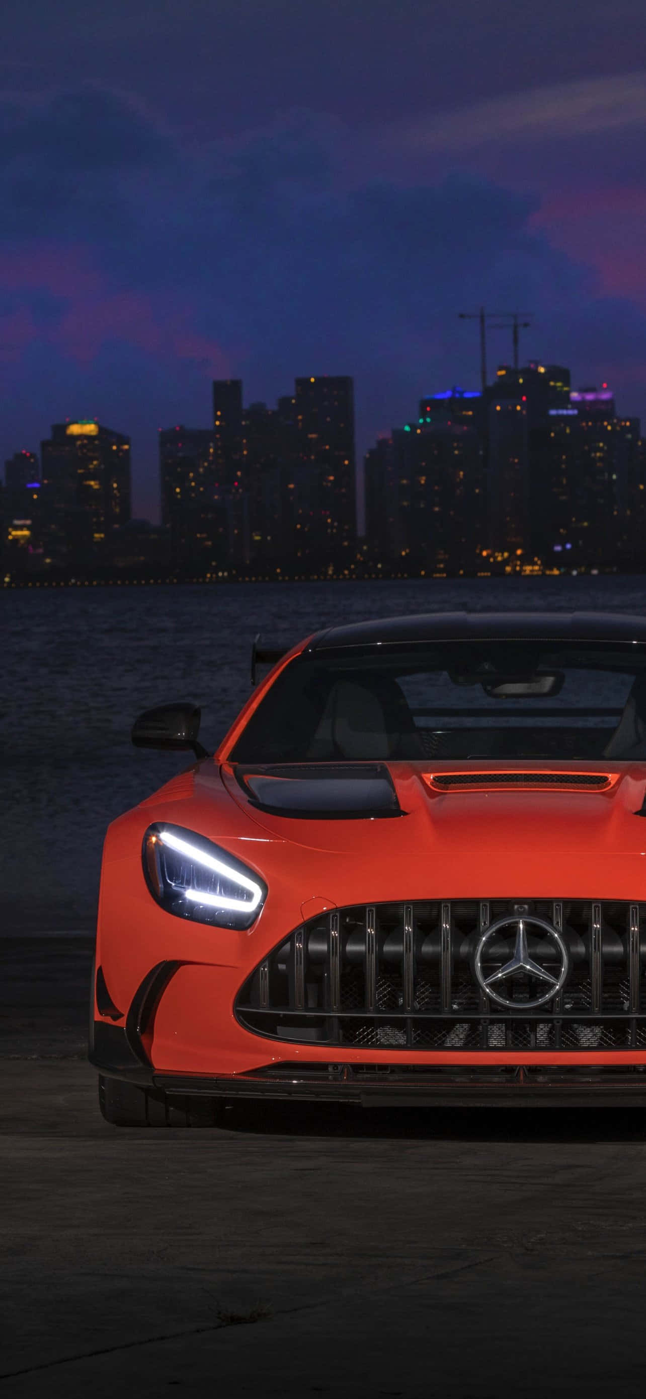 Емблематичен Mercedes GTS се откроява с елегантен черен екстериор Тапет