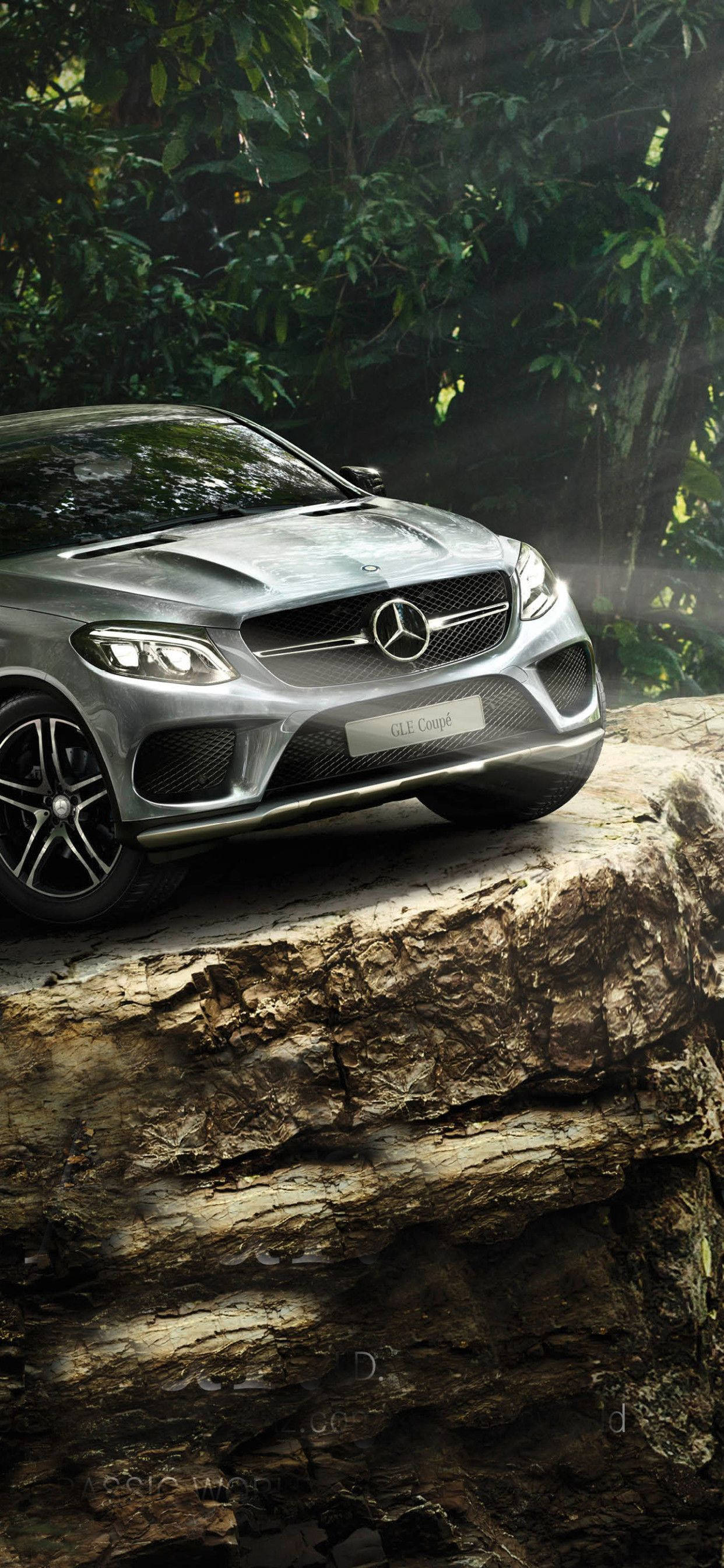 Mercedes iPhone X Forest Cliff Тапет
