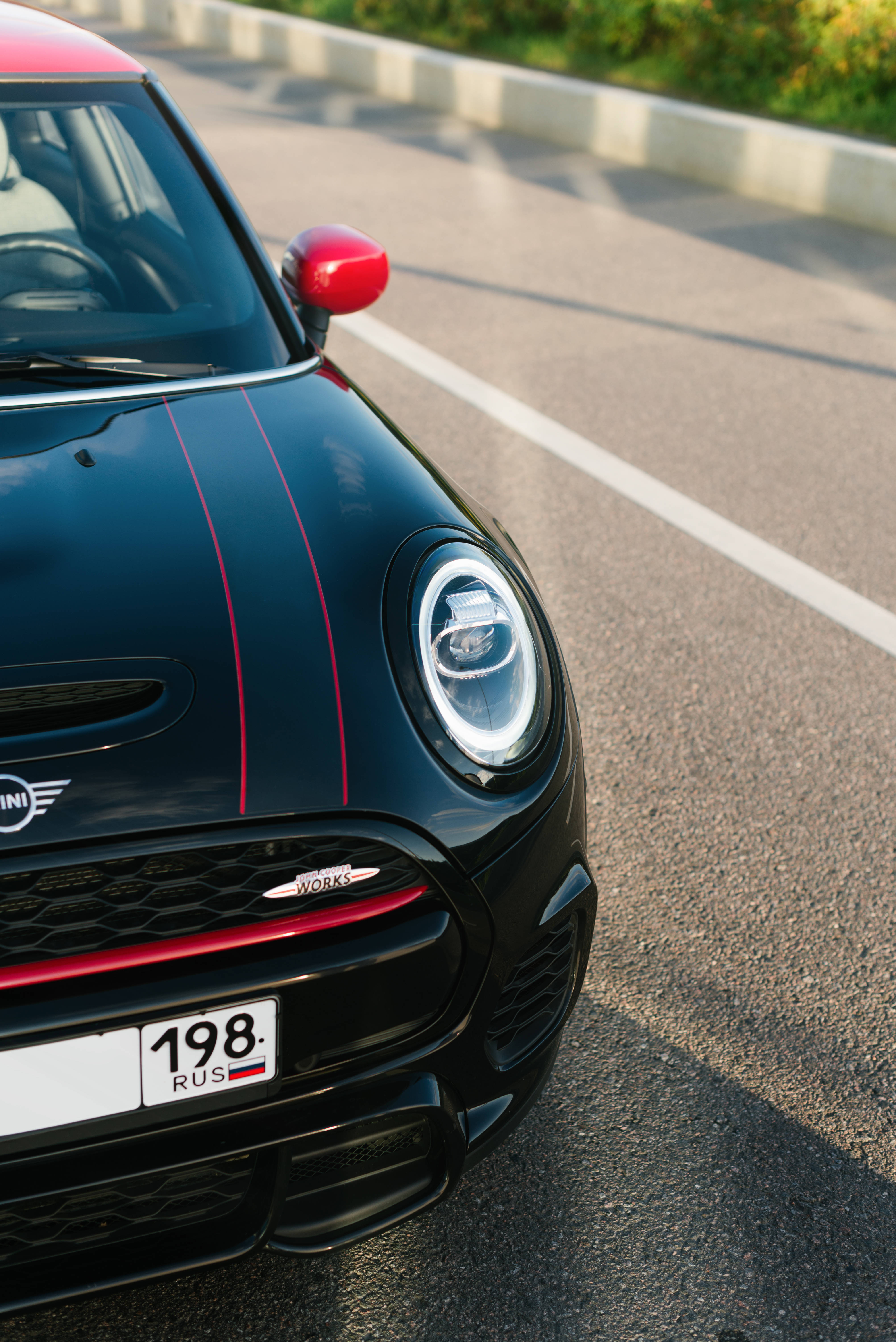 Лого на Mini Cooper върху черен и червен автомобил Mini Cooper Тапет