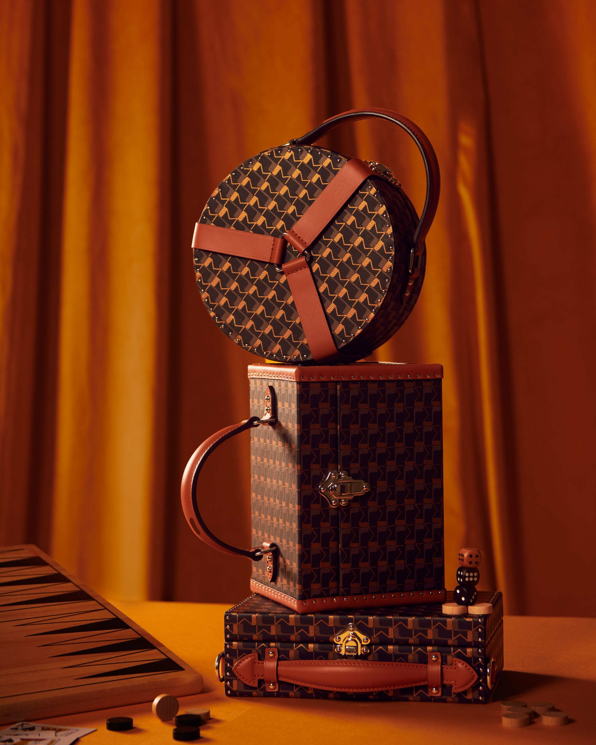 Празнувайте с тази емблематична чанта Moynat Monogram Тапет