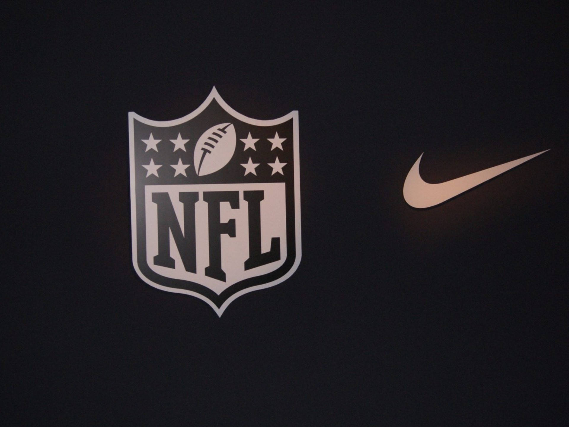 Лога на NFL Football и Nike Тапет