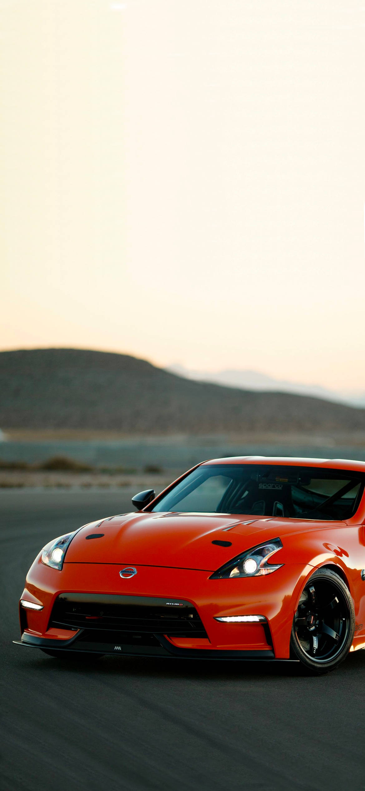 Червен Nissan 370Z с хълм Тапет