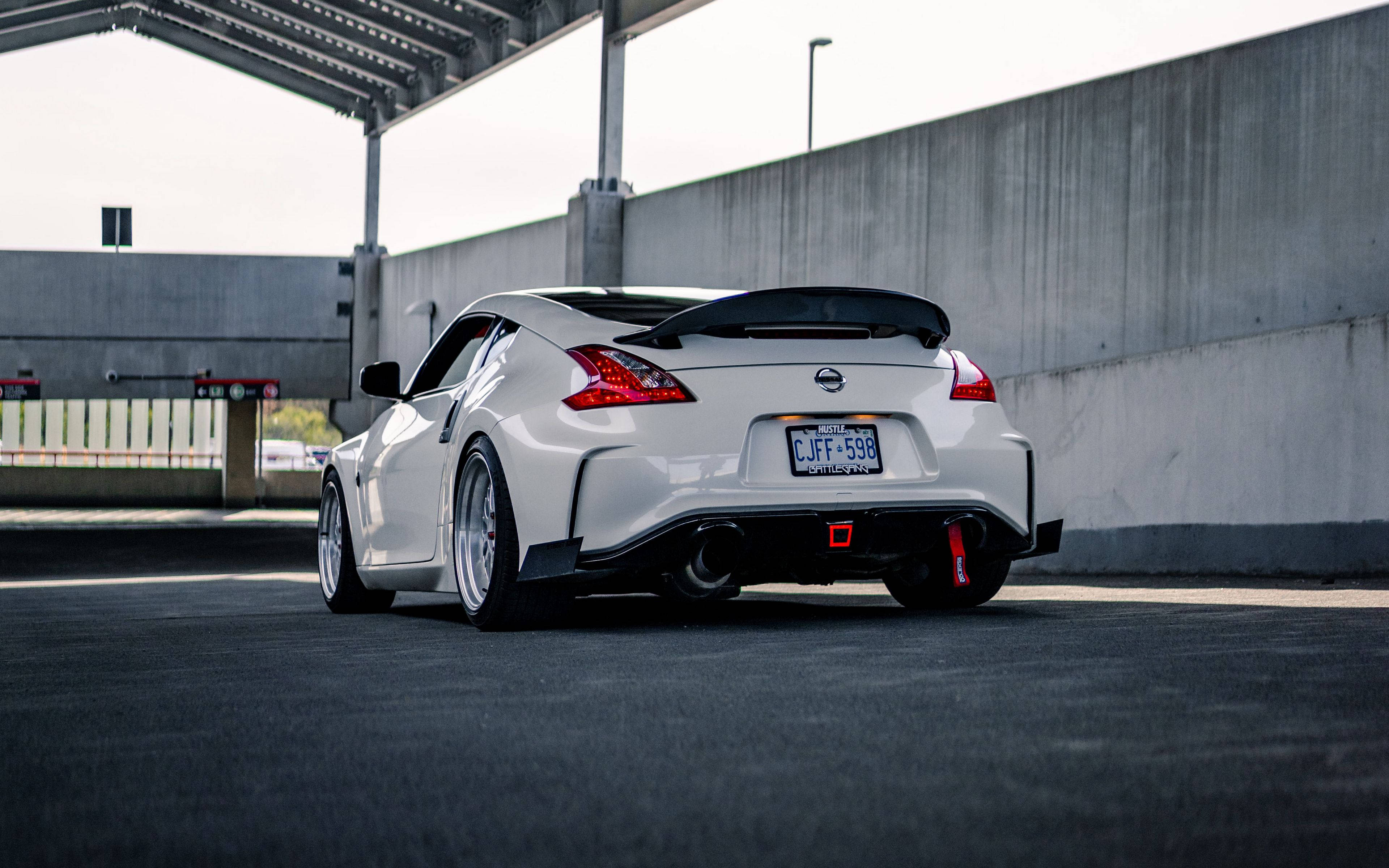 Nissan 370Z на закрит паркинг Тапет