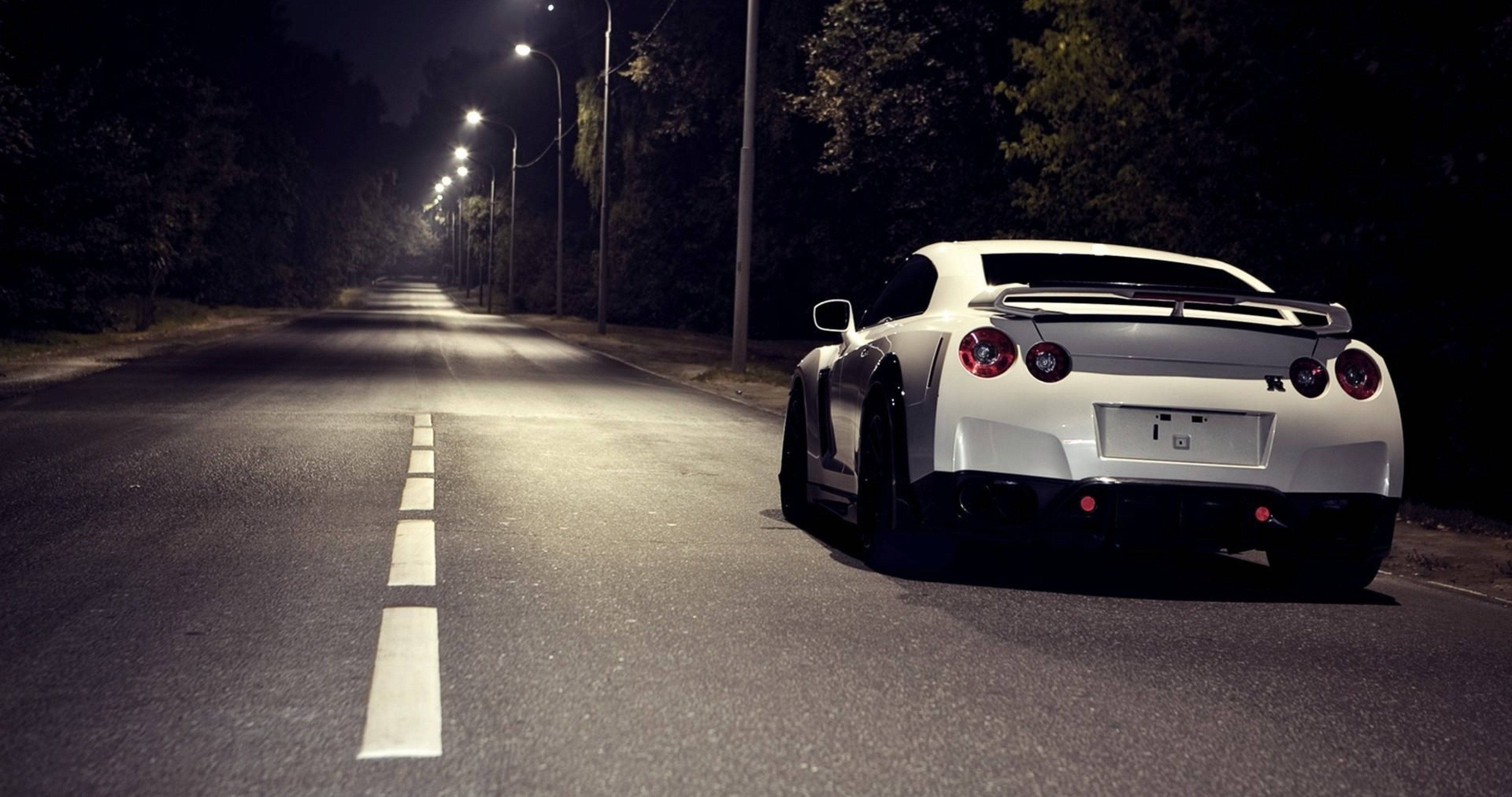 Бял Nissan GTR 4K Тапет