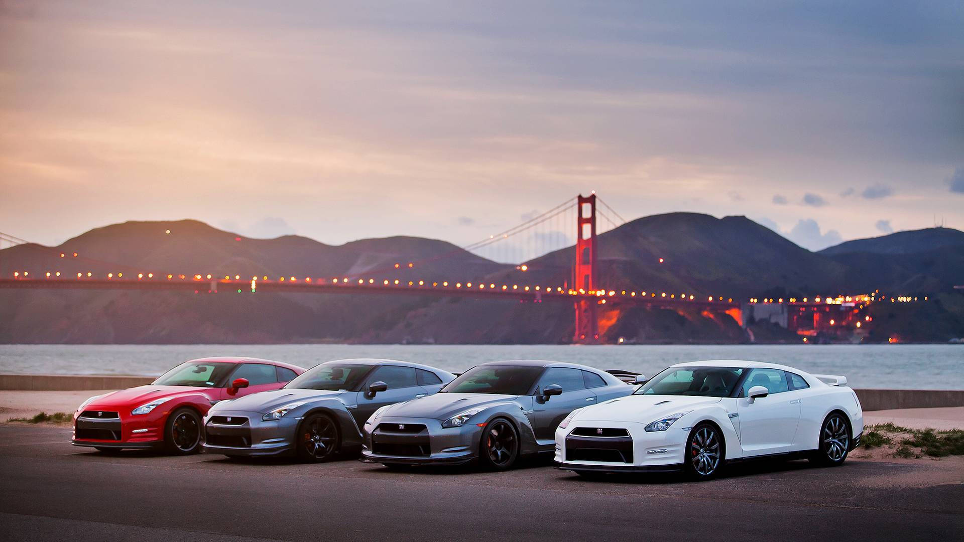Nissan GTR коли, паркирани близо до морето Тапет