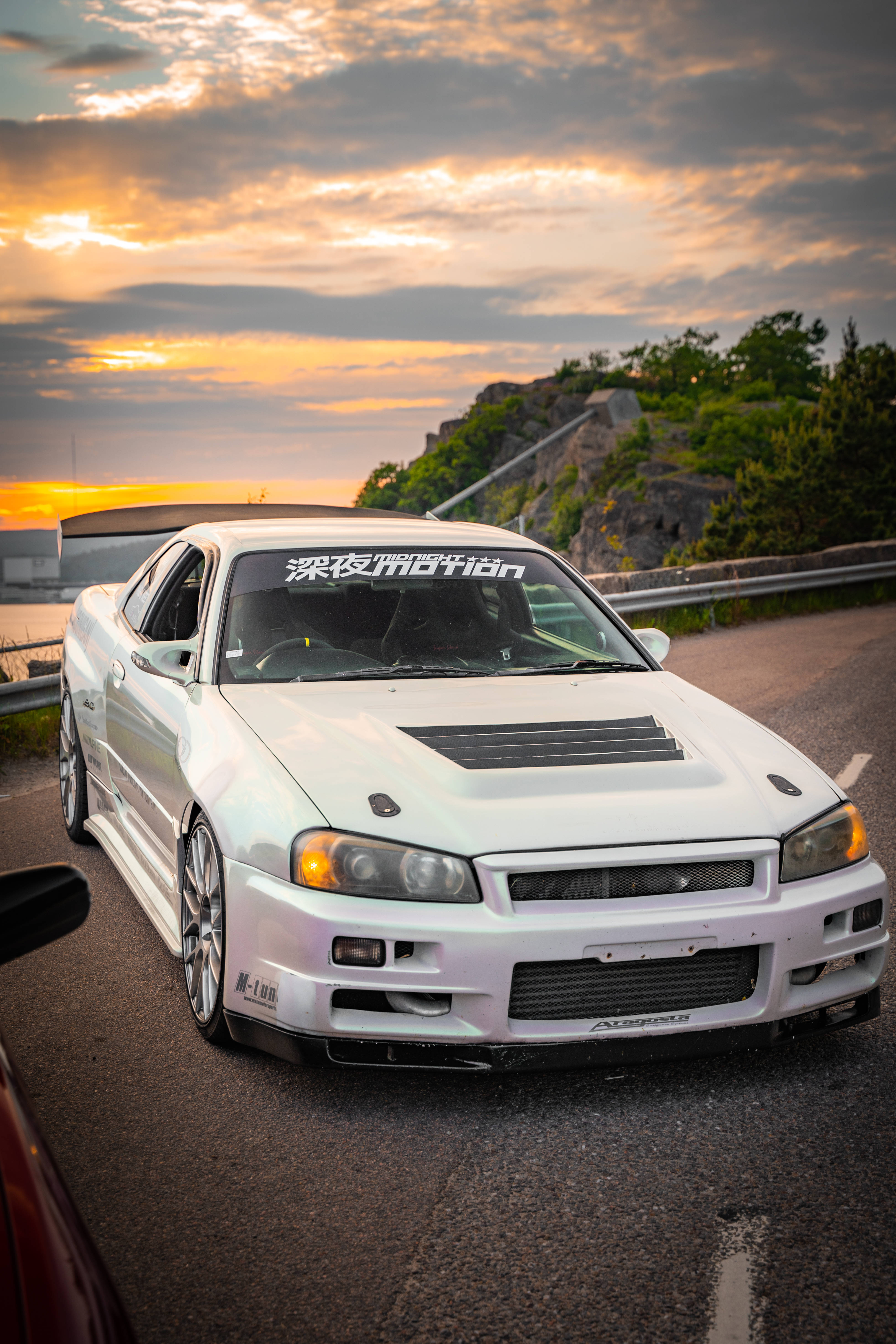 Бял Nissan Skyline GTR R34 Тапет