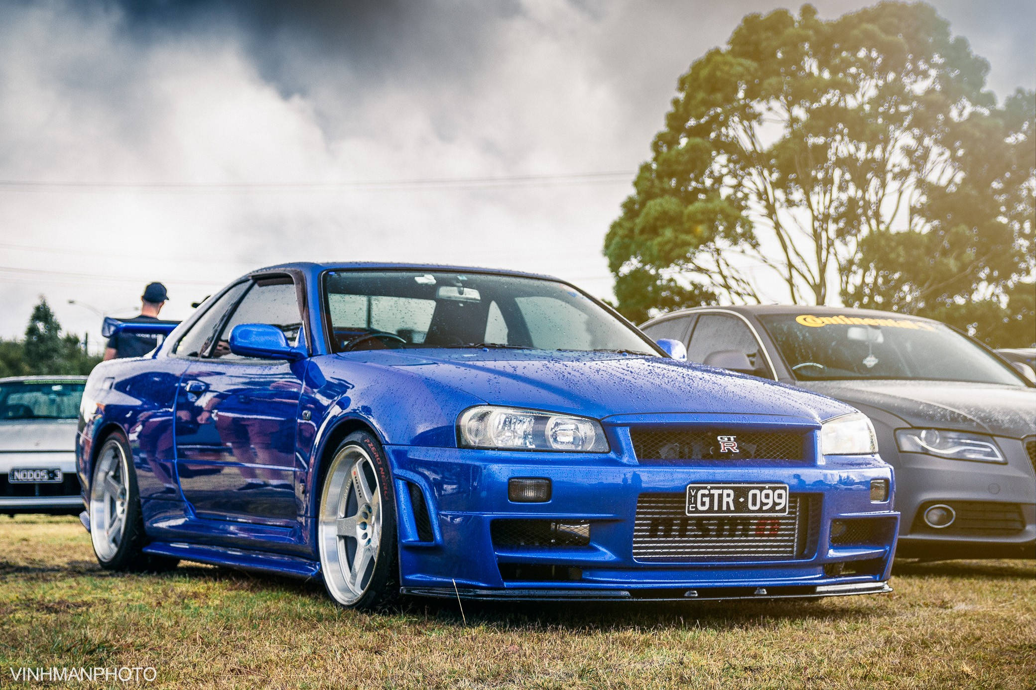 Синя лъскава Nissan Skyline GTR R34 Тапет