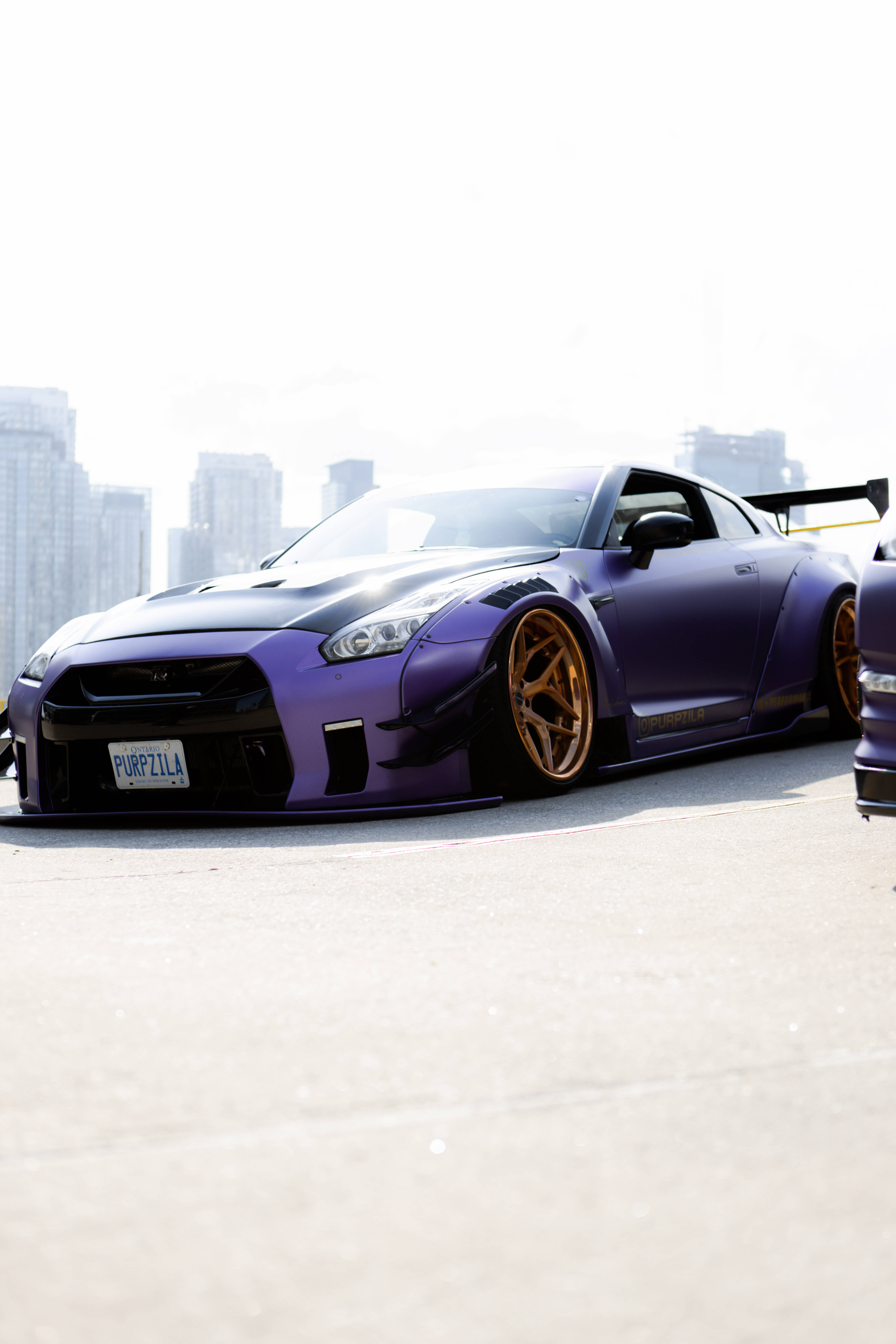 Лилав Nissan Skyline GTR R34 Тапет