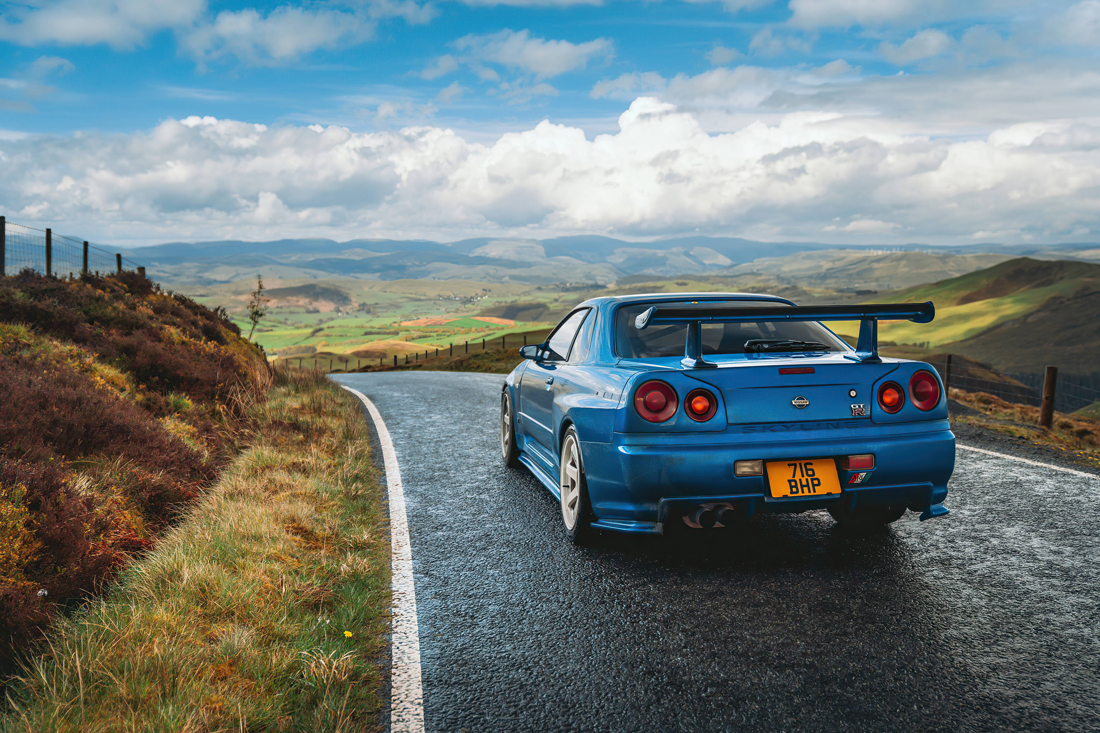 Син Nissan Skyline GTR R34 в хълмовете Тапет