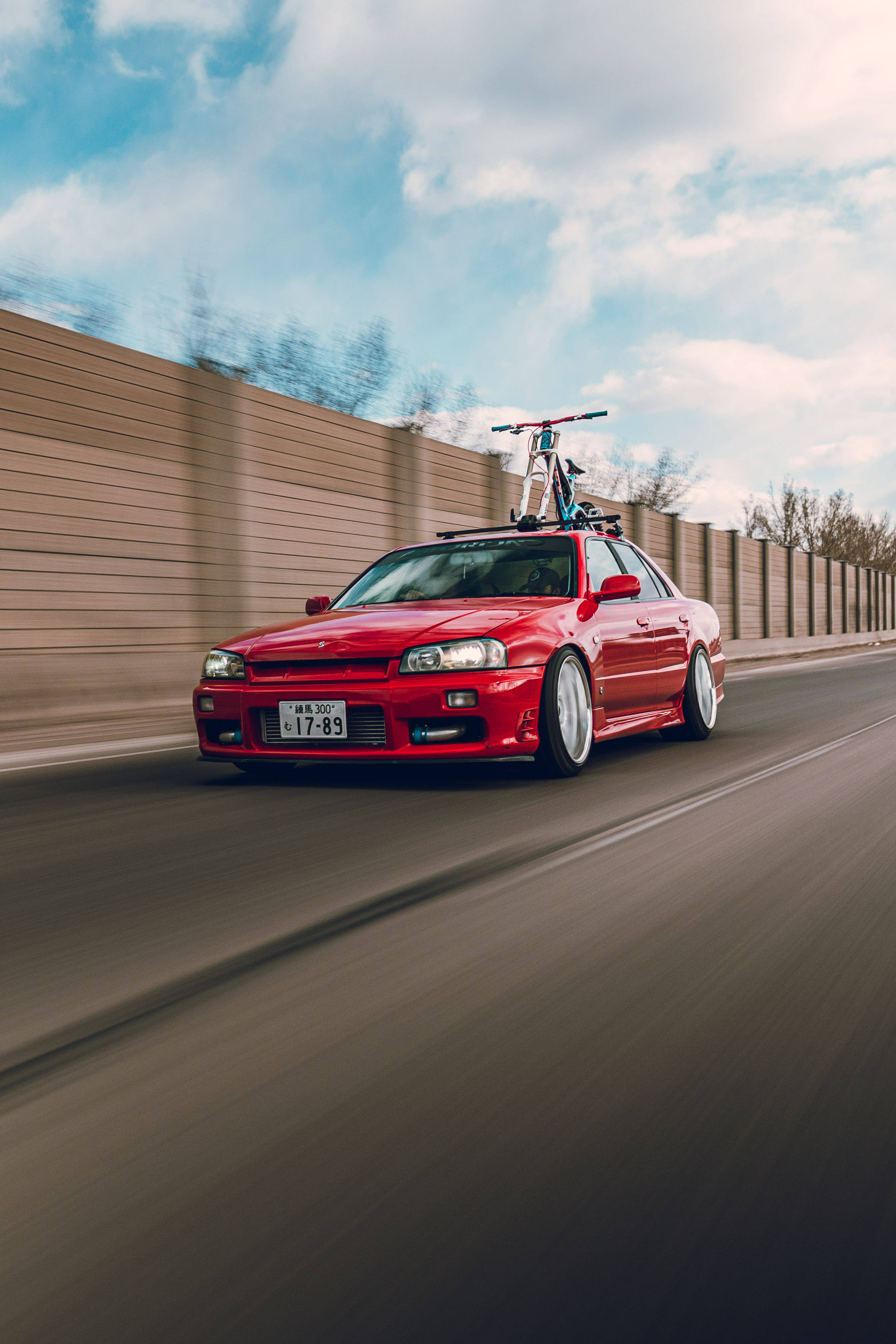 Спортна червена Nissan Skyline GTR R34 Тапет