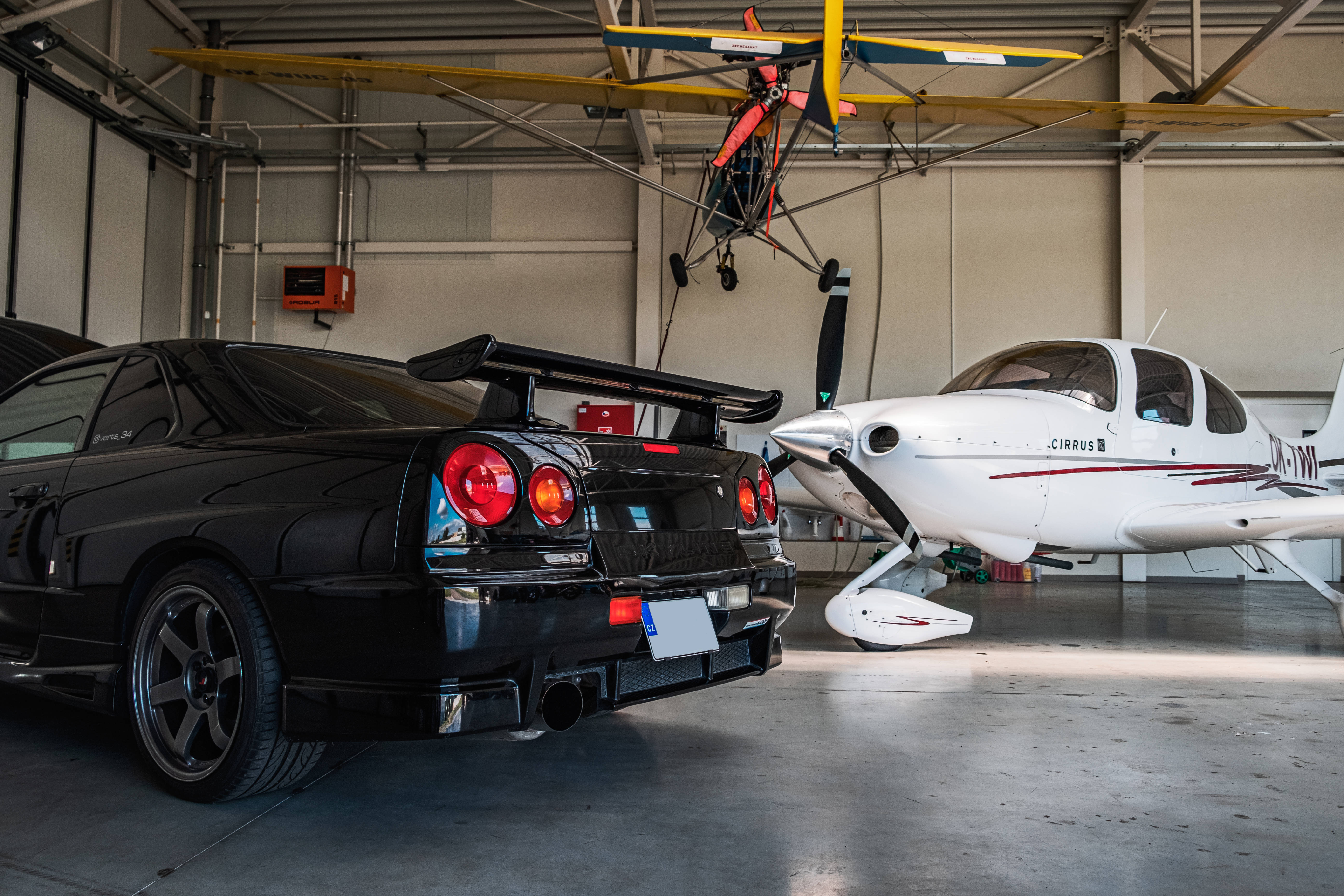 Nissan Skyline GTR R34 в хангар Тапет
