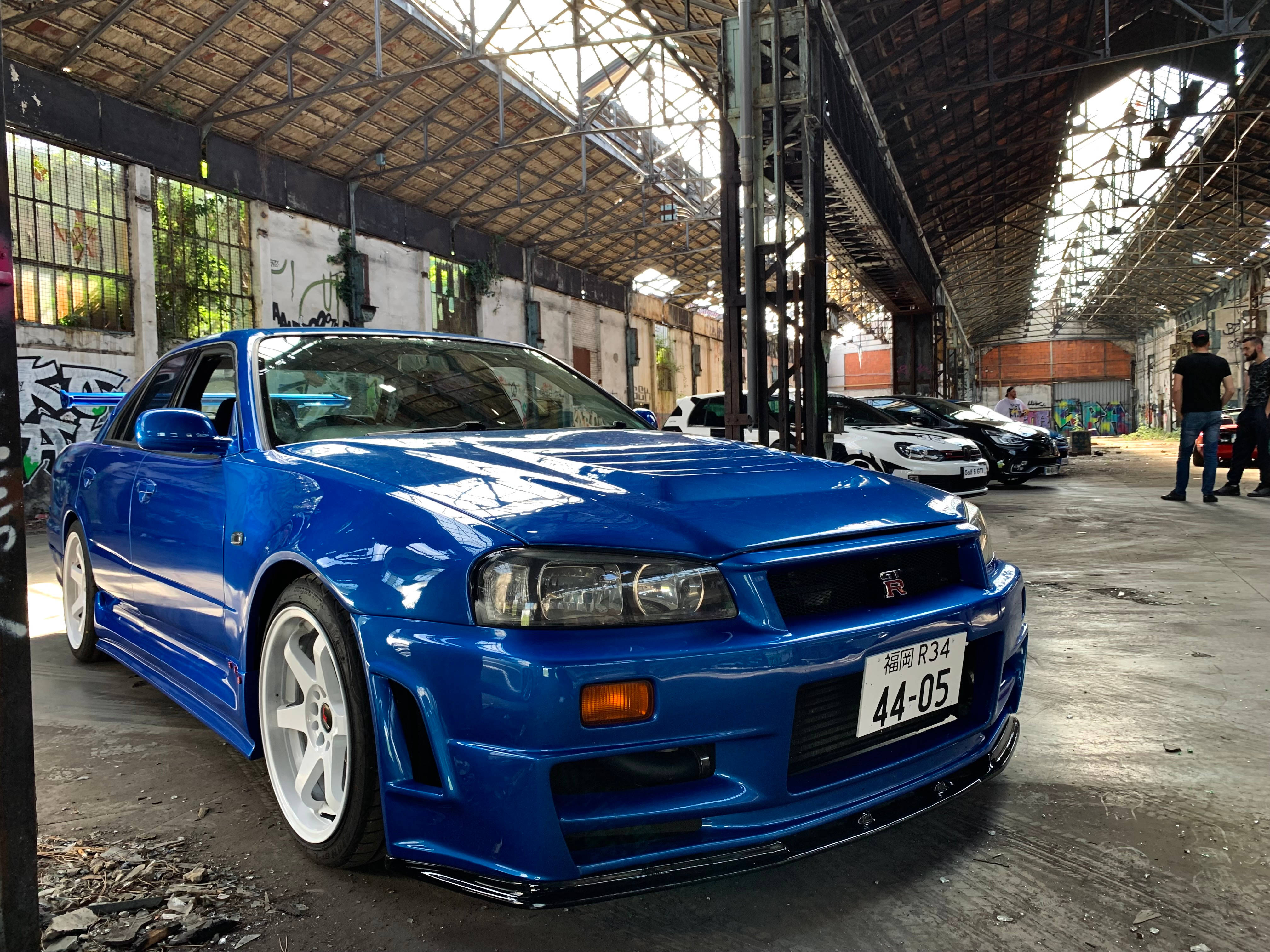 Лъскав син Nissan Skyline GTR R34 Тапет