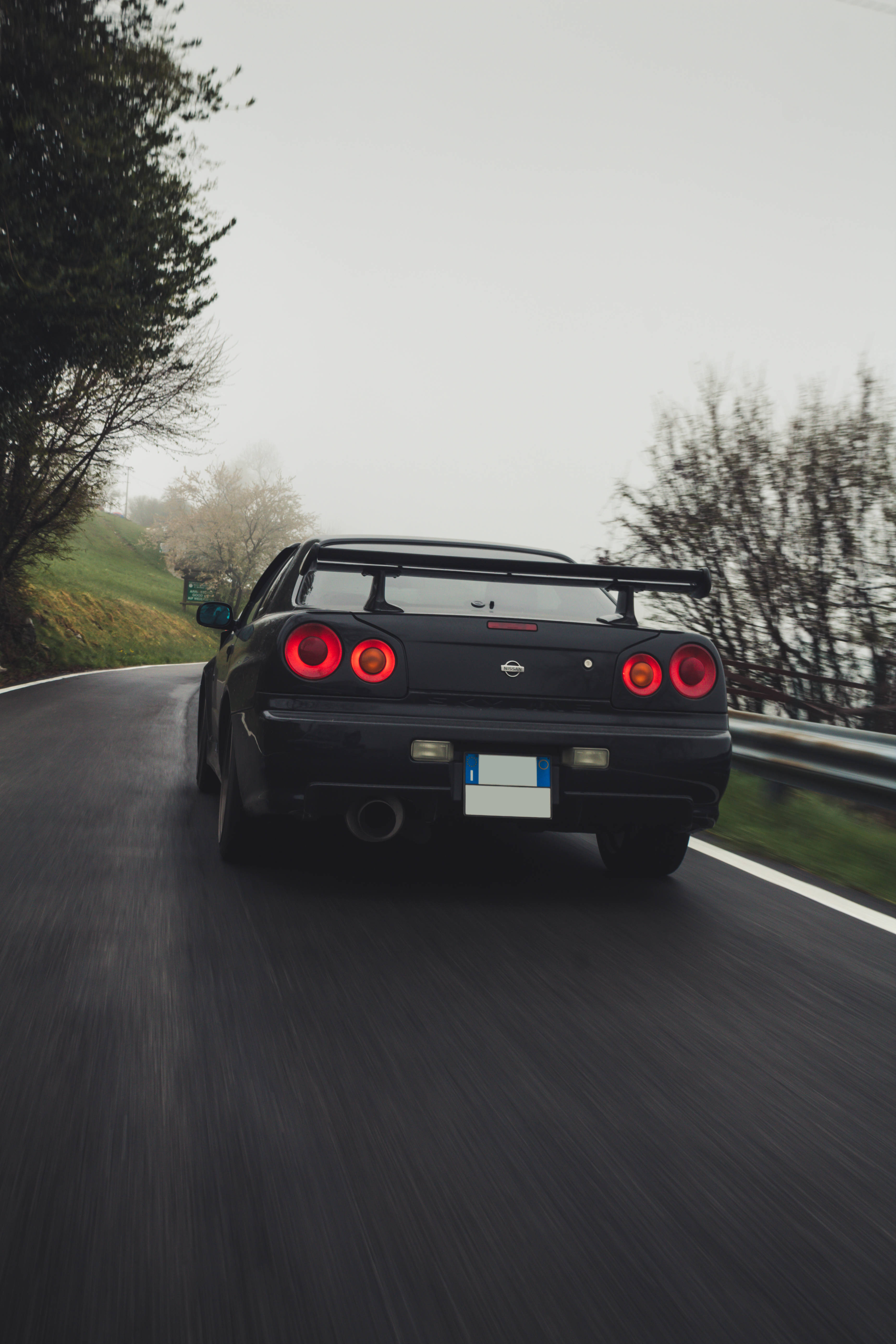 Nissan Skyline GTR R34 на мъглив път Тапет