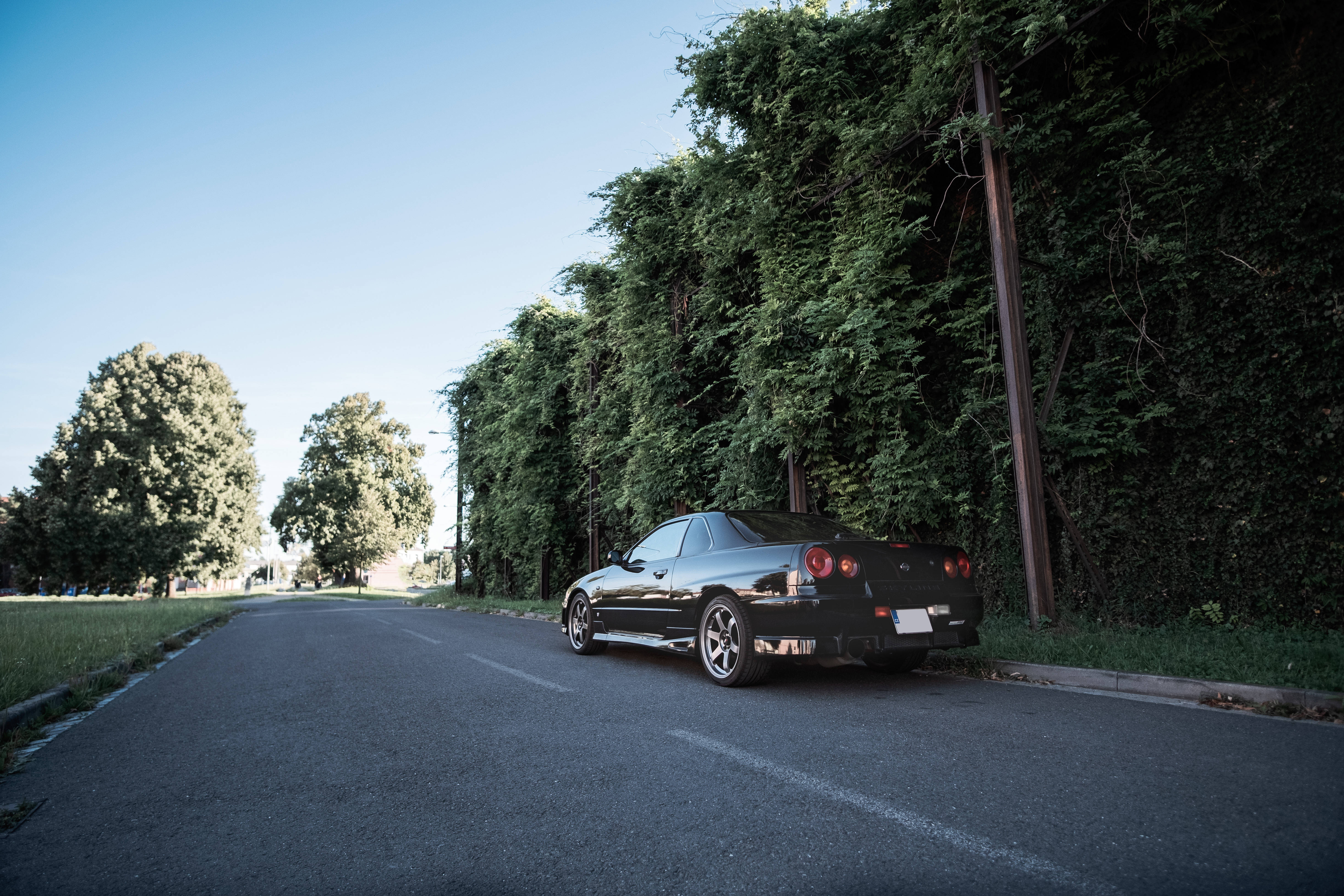 Nissan Skyline GTR R34 на край пътя Тапет