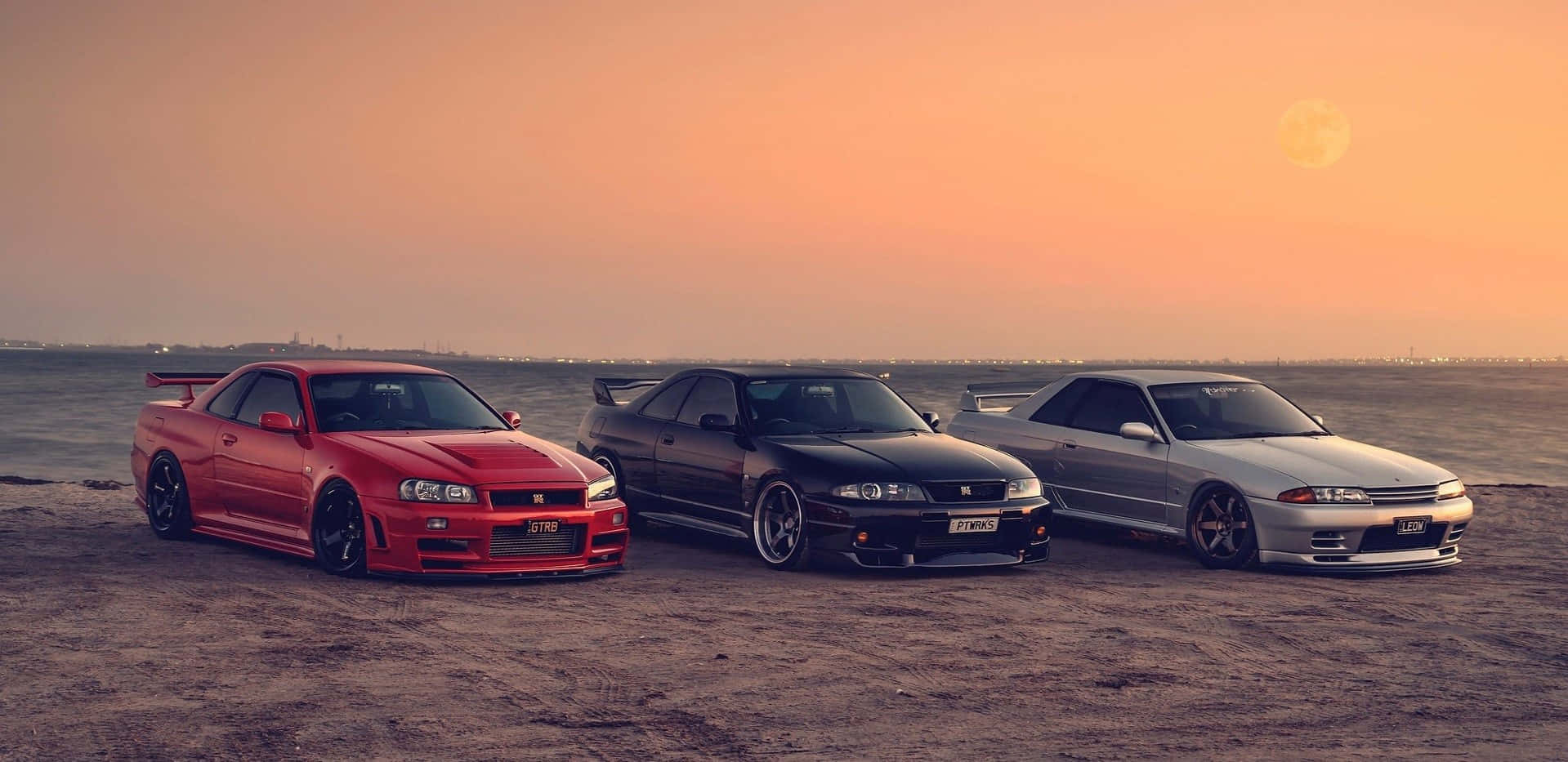 Nissan Skyline R33 GT-R в очакване на своя ред да блесне Тапет