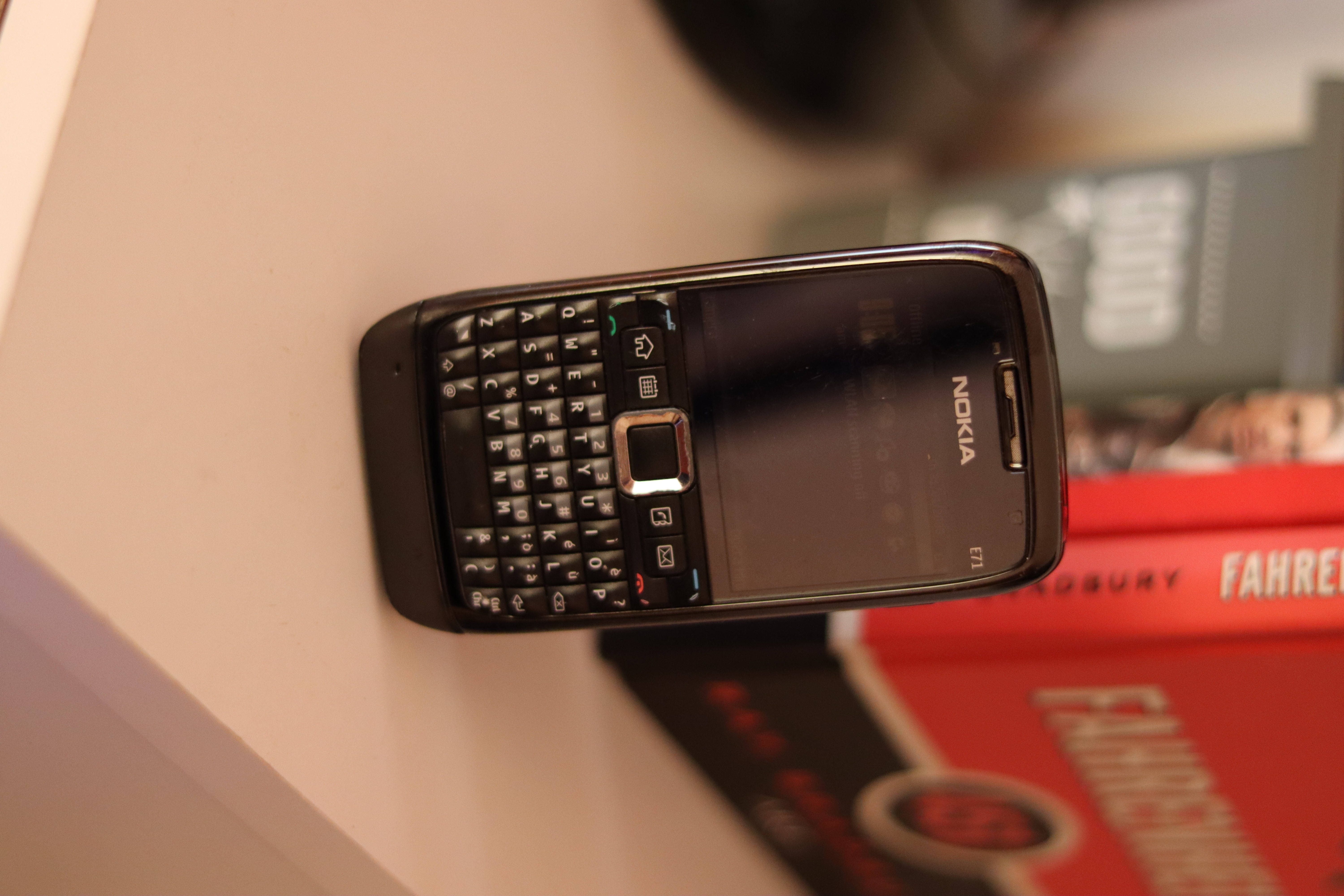 Черен Nokia E71 Тапет