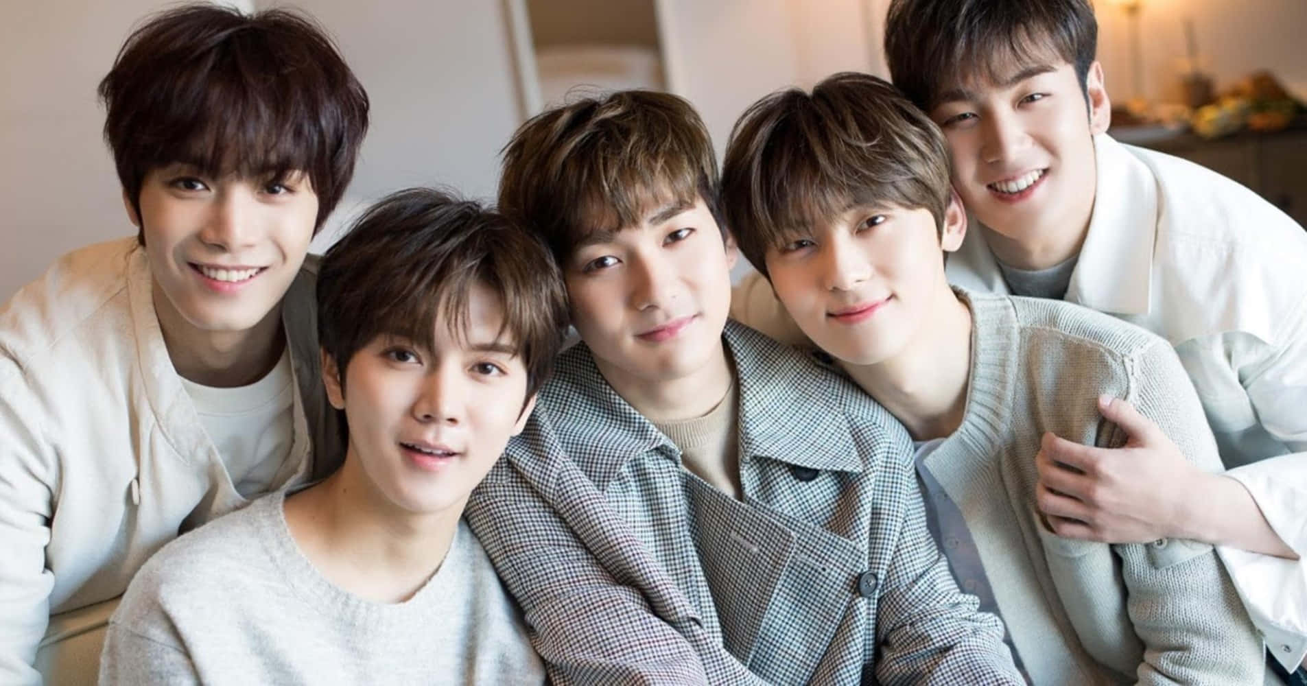 NU'EST музикална група на концерт Тапет