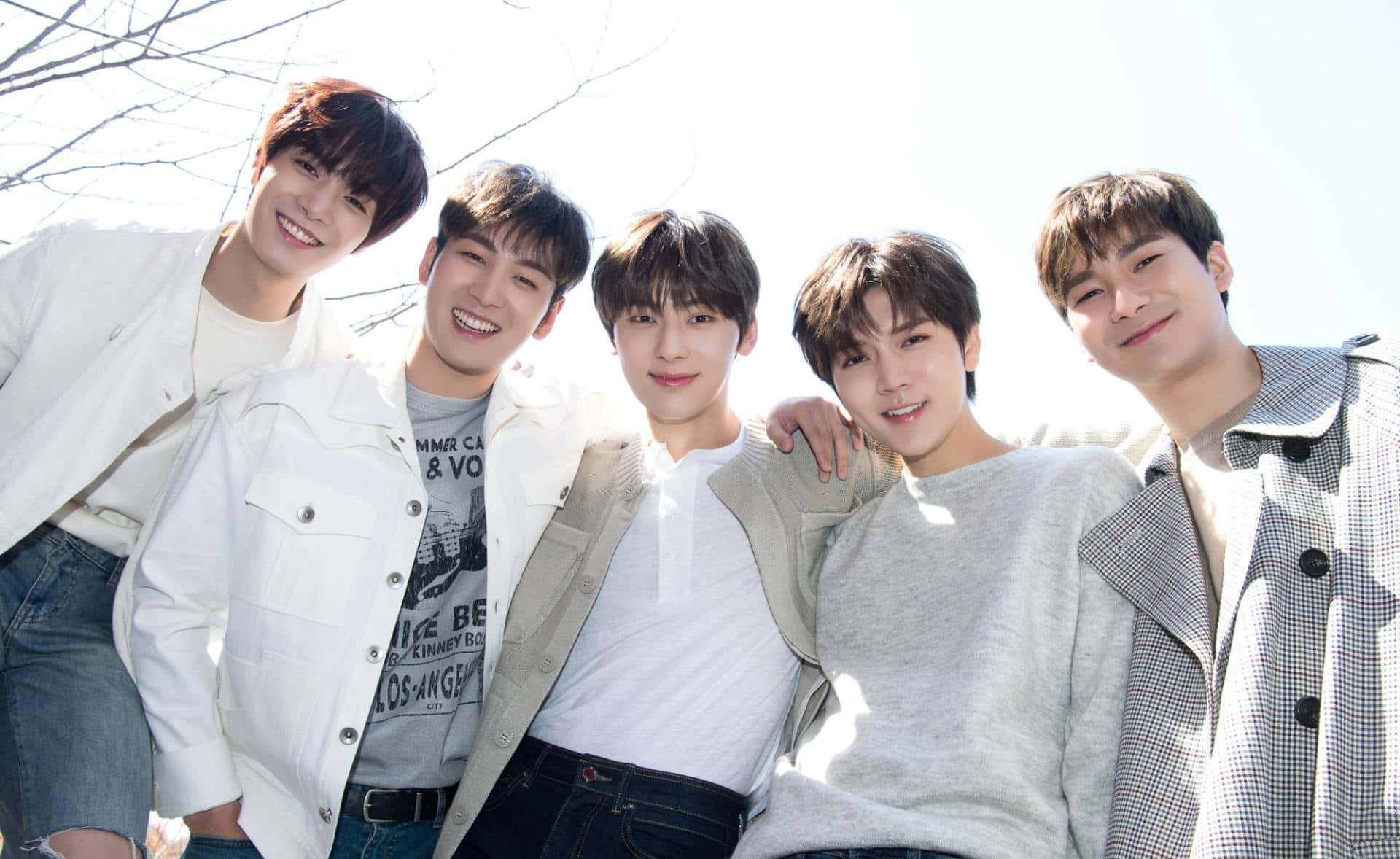 NU'EST Kpop момческа група на открито Тапет