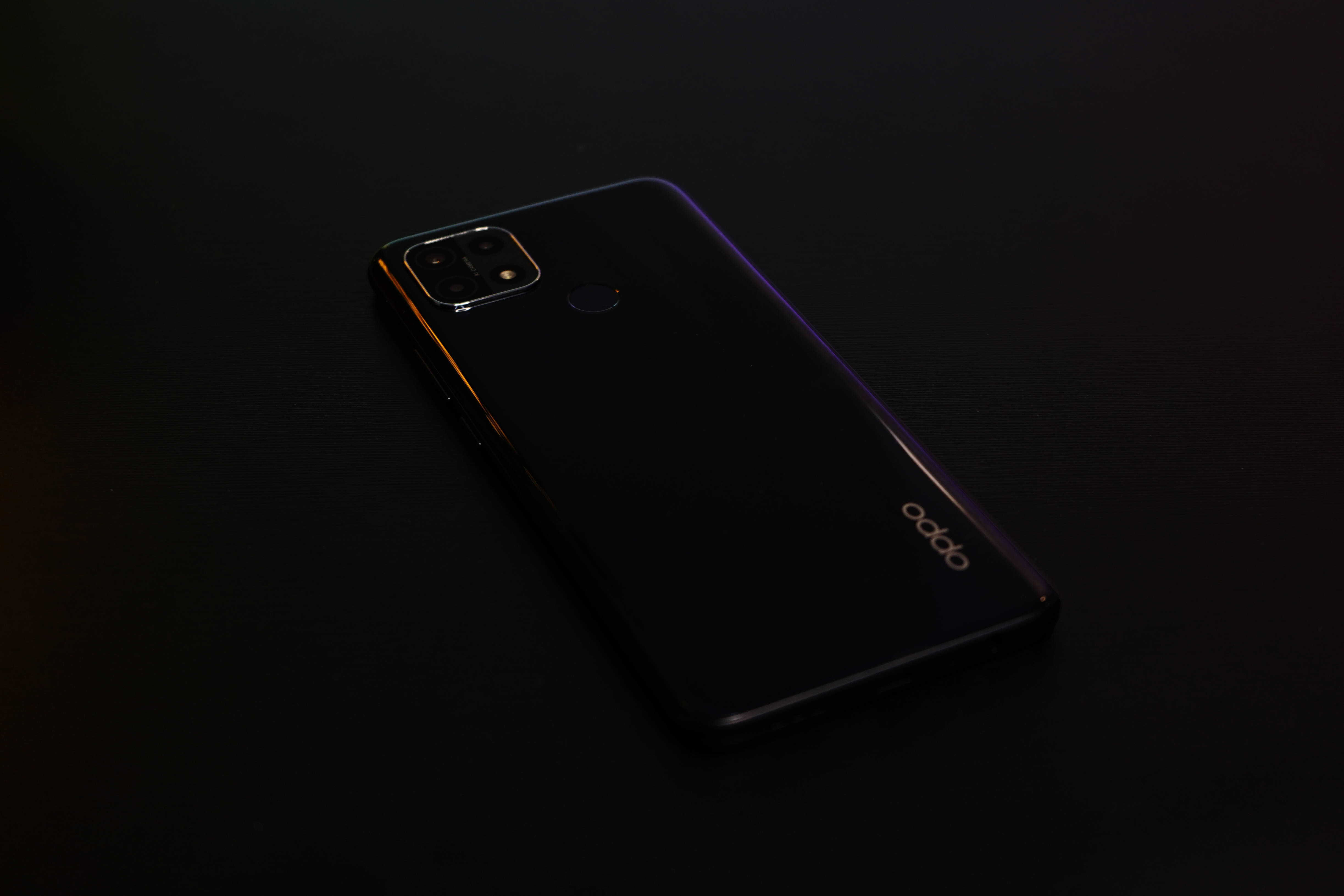 Черен смартфон Oppo Тапет