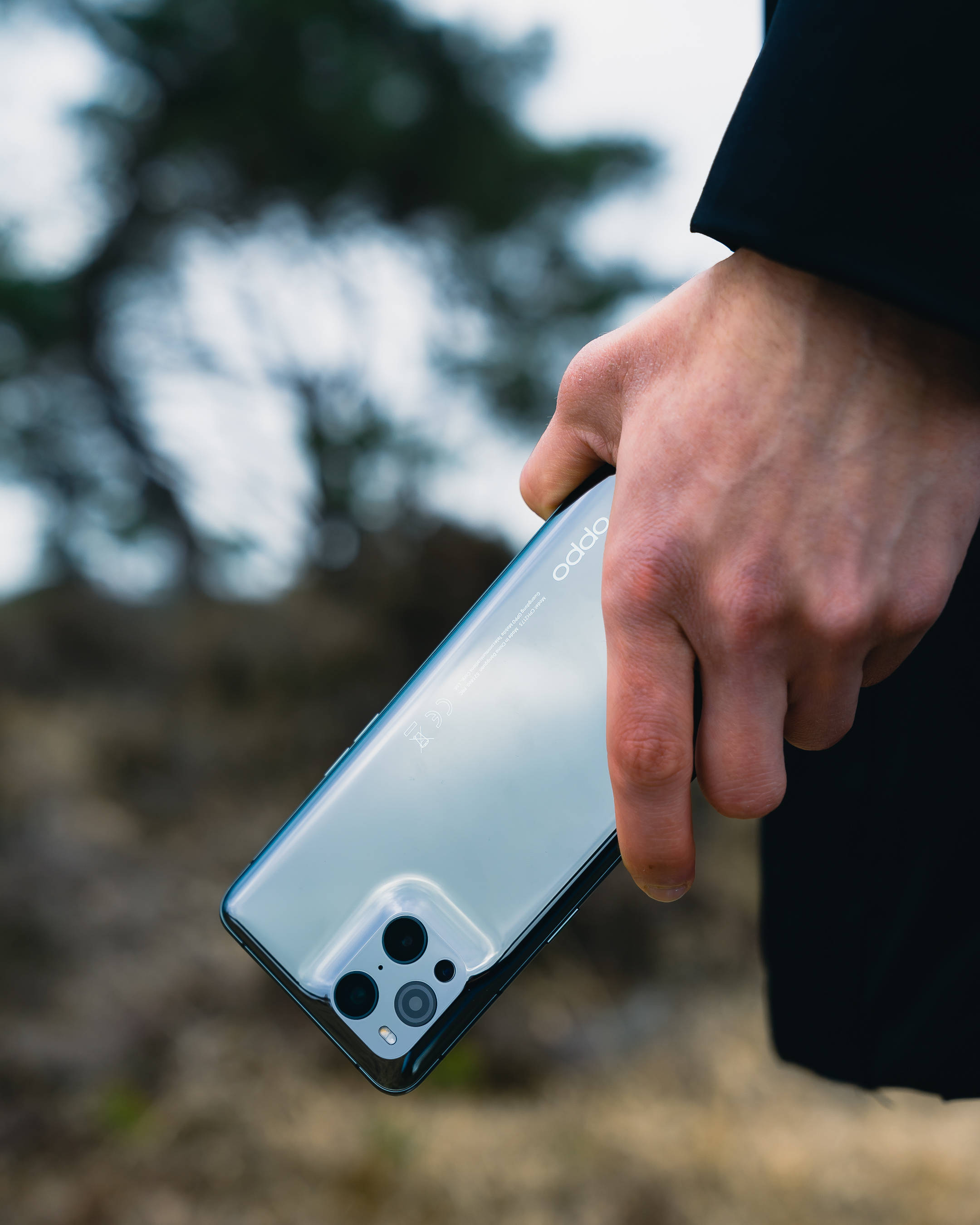 Млад мъж с Oppo устройство Тапет