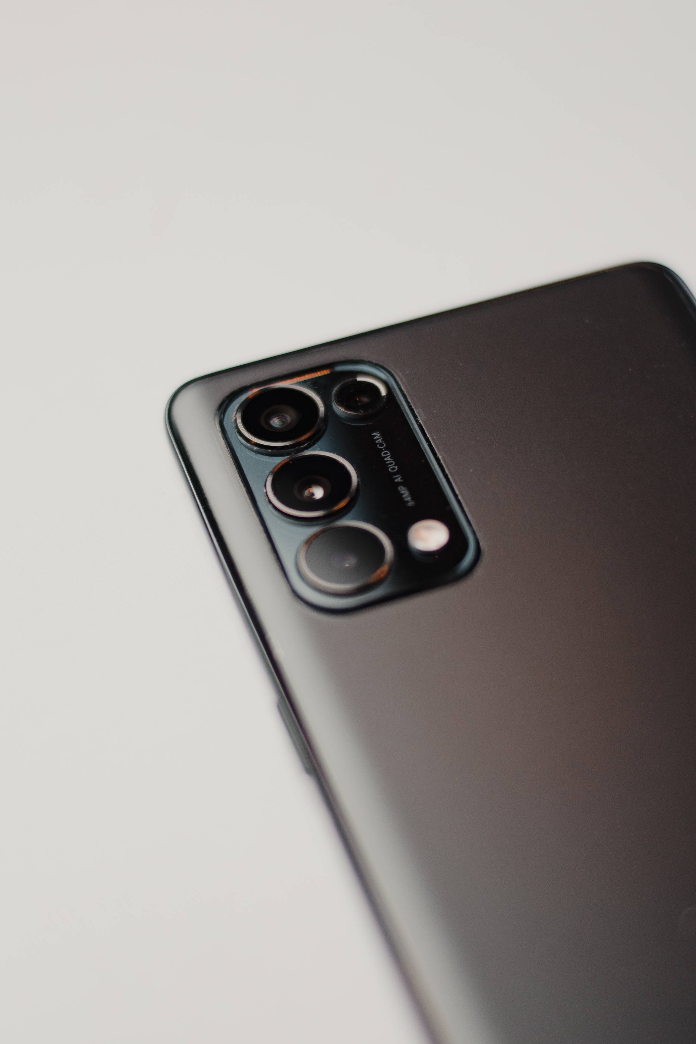 Сребрни лещи за камера на Oppo телефон Тапет