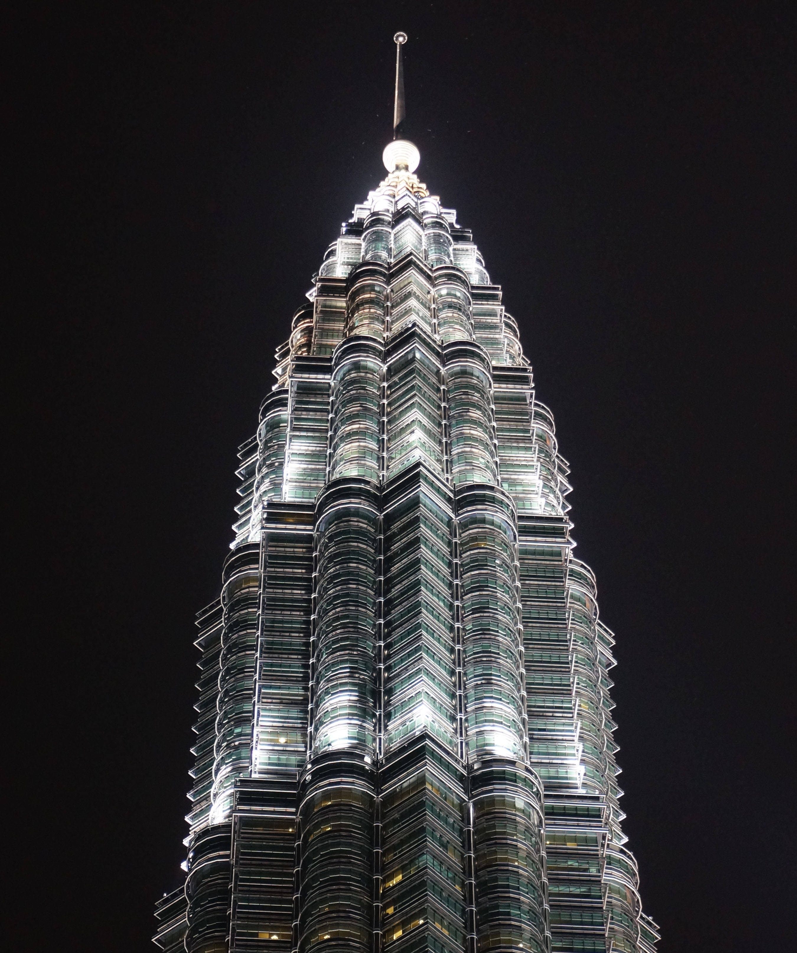 Petronas Twin Towers Illuminated at Night Тапет