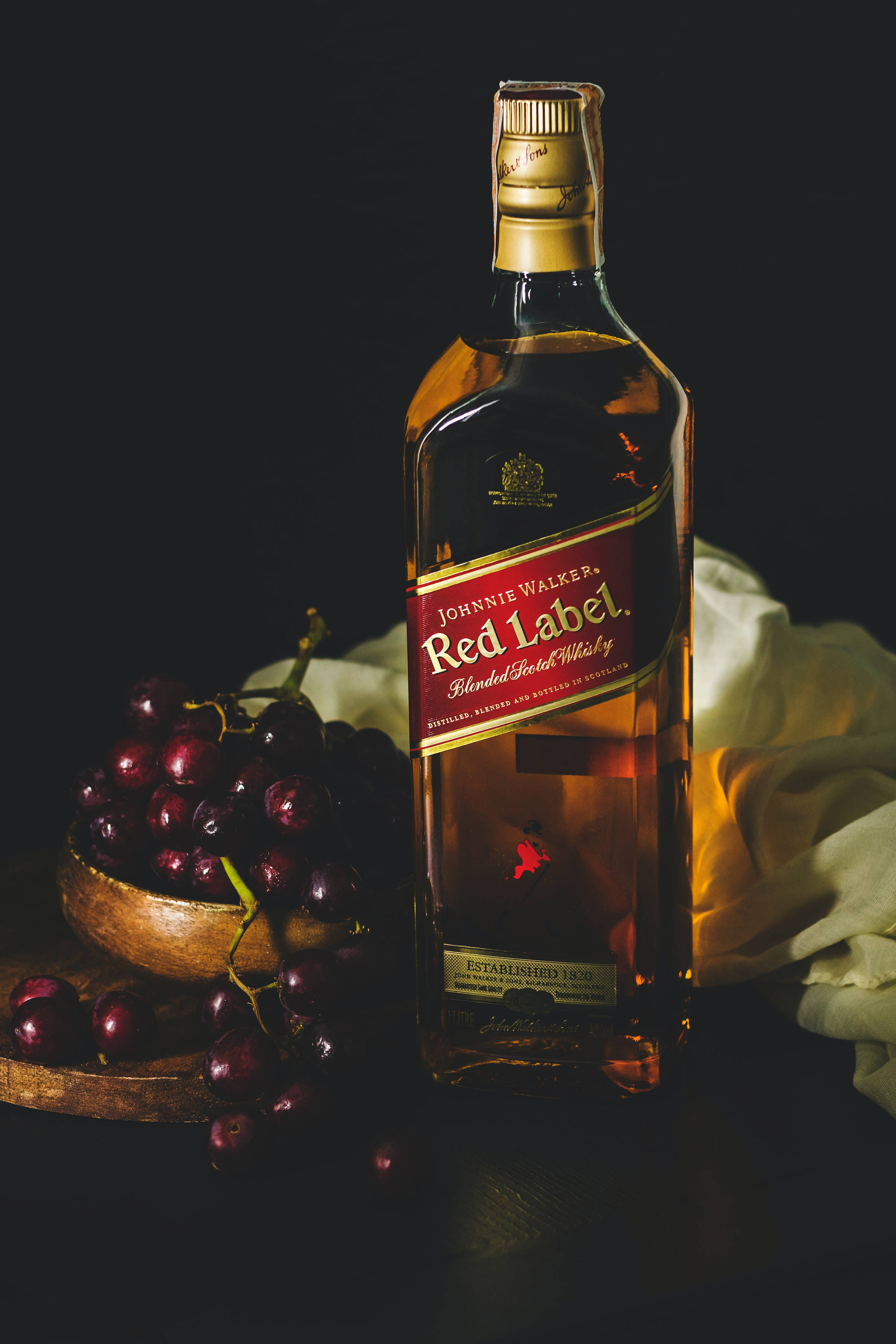 Висококачествен уиски Red Label с пресни череши Тапет