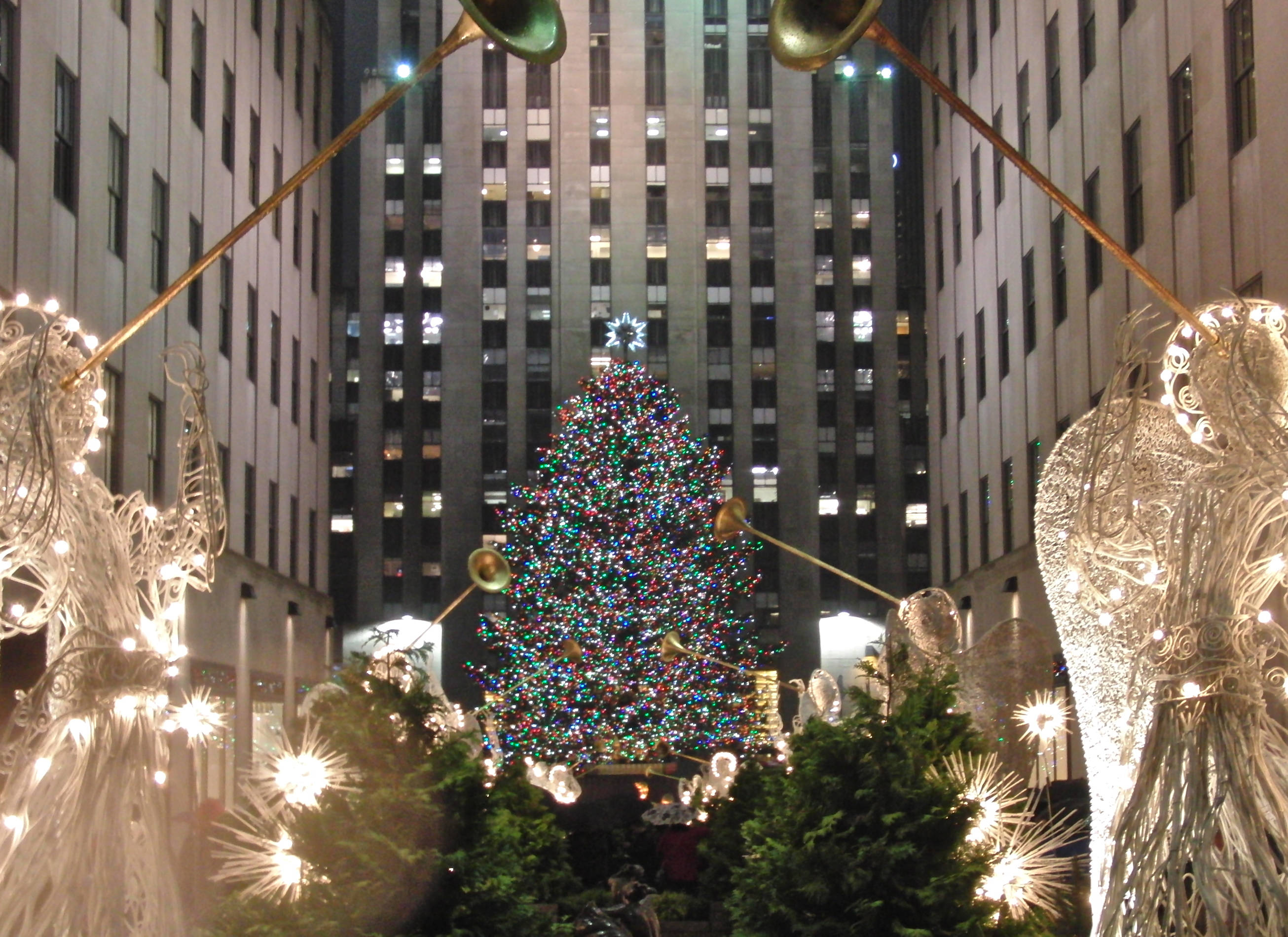 Нощен изглед към коледната елха на Rockefeller Center Тапет