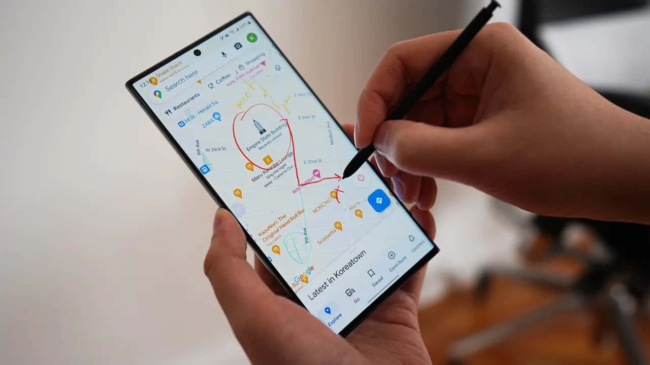 Samsung S23 Ultra с Google Карти и S Pen Тапет